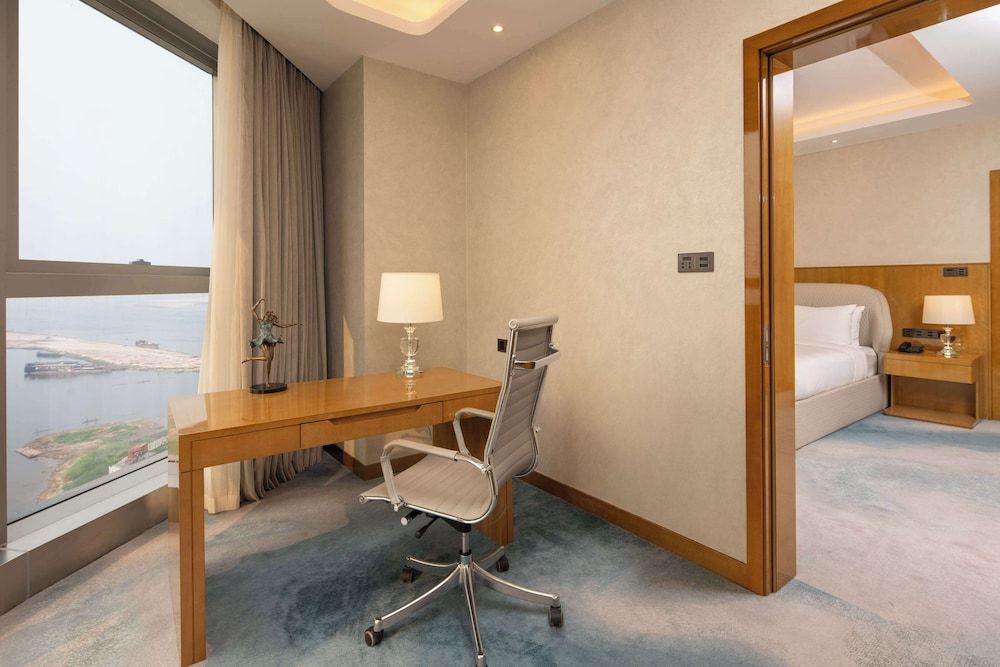 Hilton Brazzaville Les Tours Jumelles Hotel & Residences Deluxe Suite, 1 King Bed 4