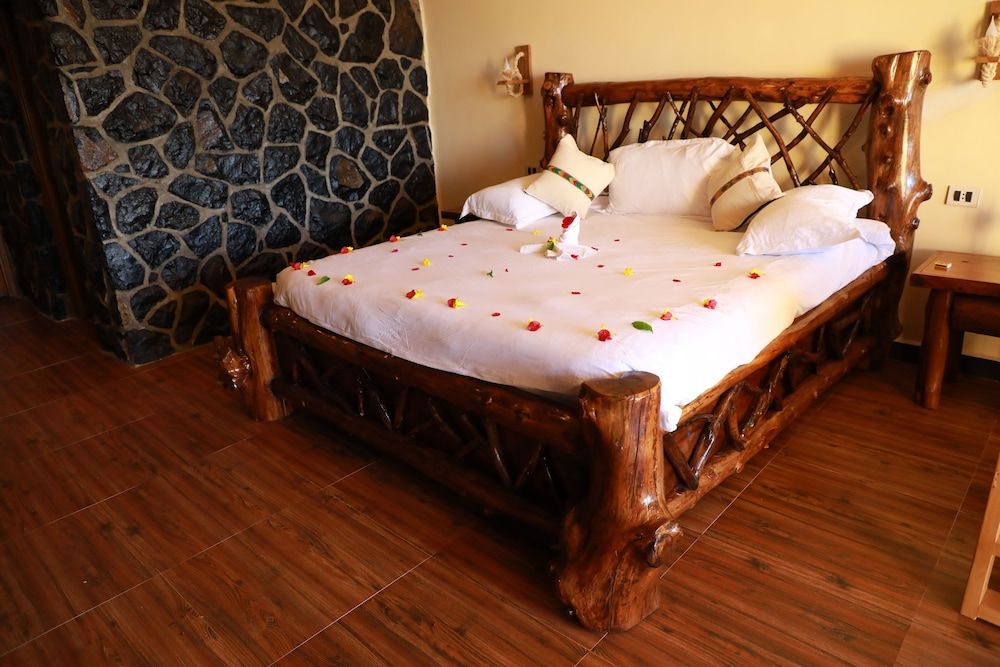 Hilltop Lodge - Lalibela Suite, Mountain View 8