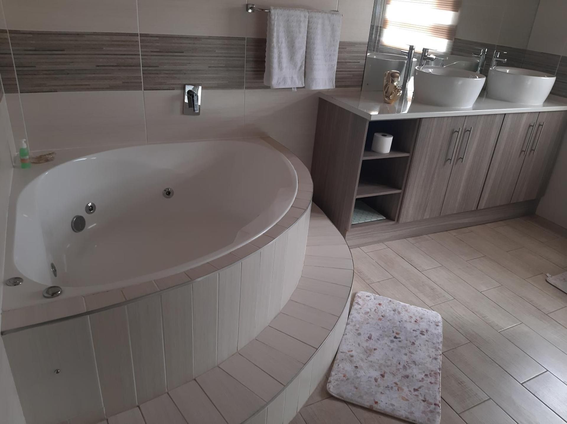 Queen Room with Spa Bath