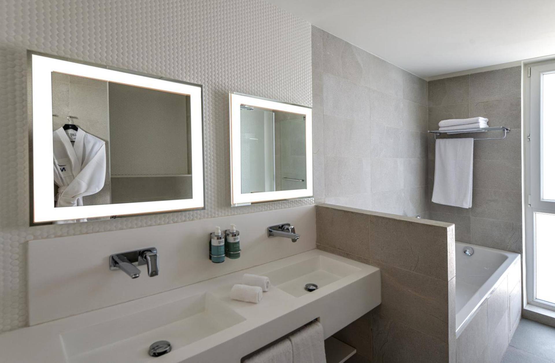 Novotel Lubumbashi Junior Suite with Double Bed - Lake Side 3