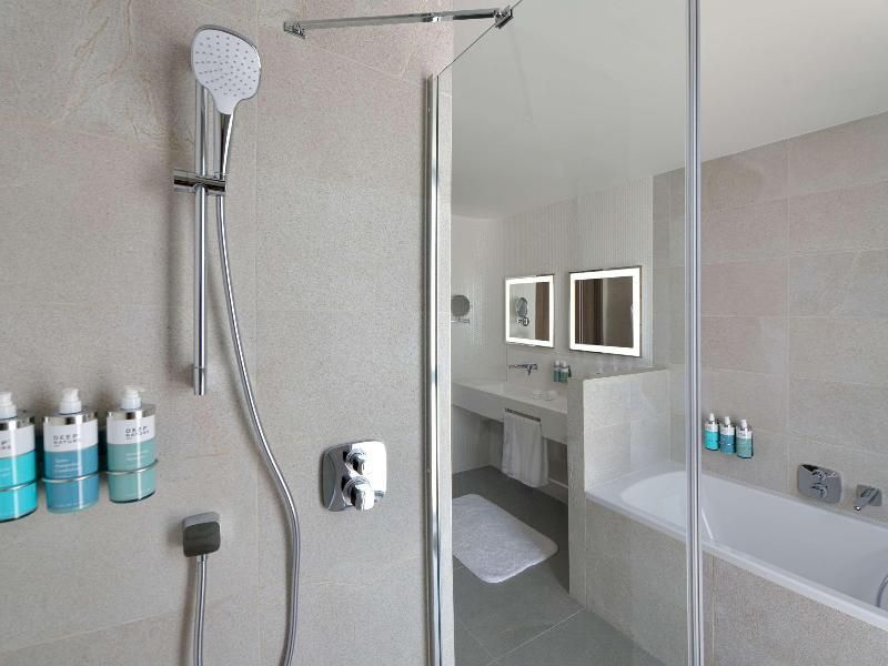 Junior Suite with 1 double bed and sitting room , Lake side