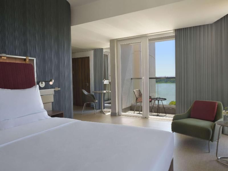 Junior Suite with 1 double bed and sitting room , Lake side