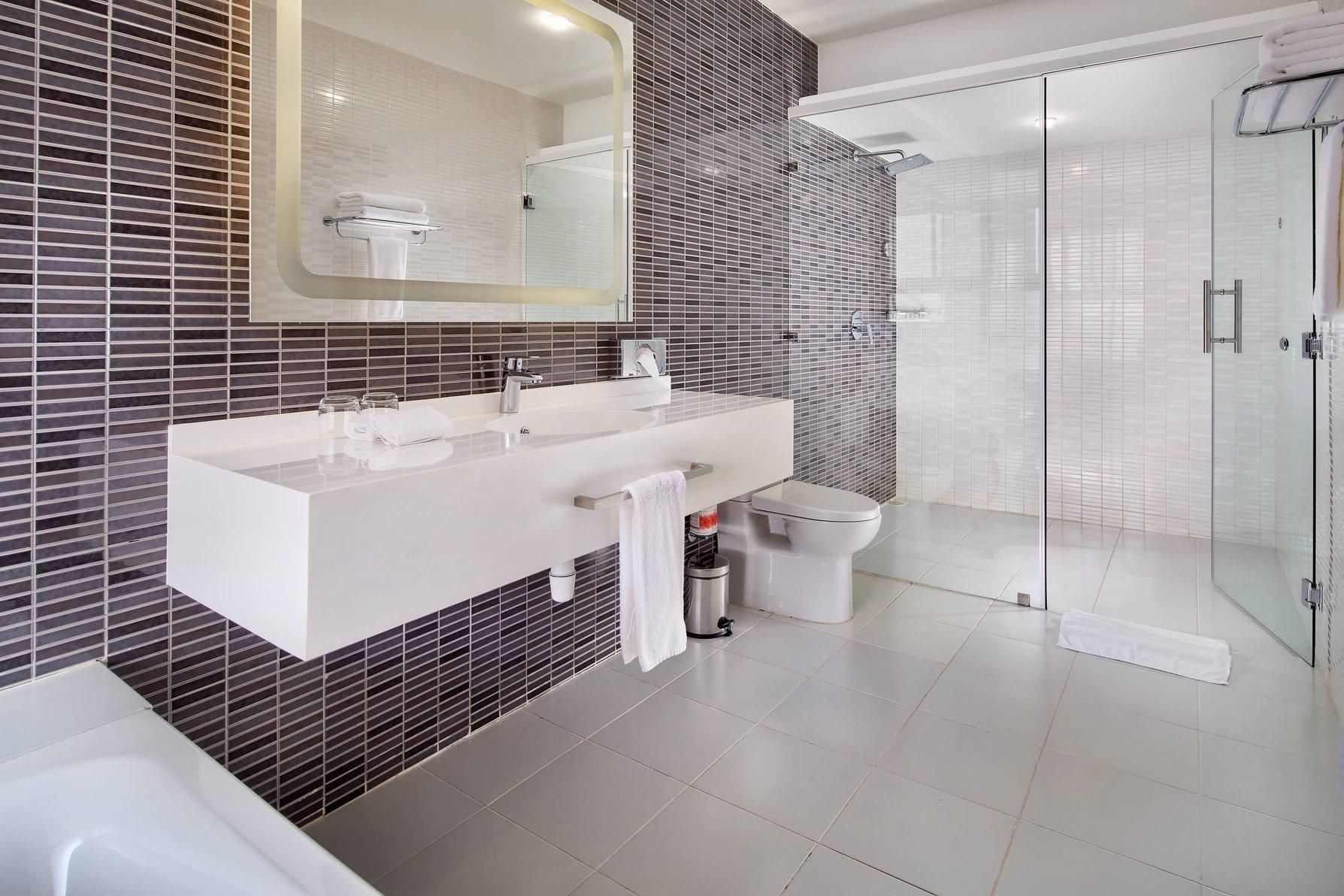 1 Bedroom Executive Suite, 1 King, City view, Balcony