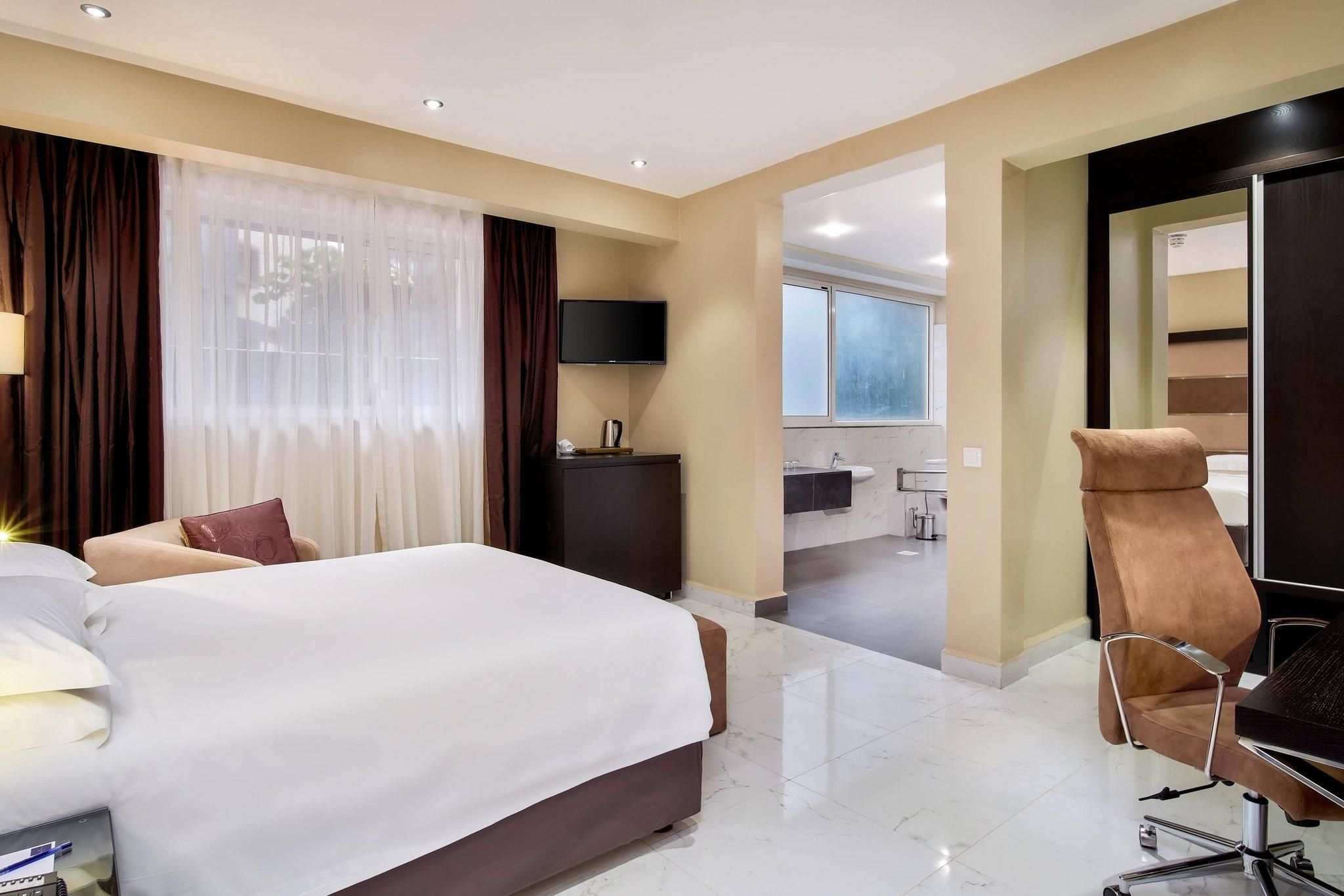 Larger Guest room, 1 Queen, City view, Balcony