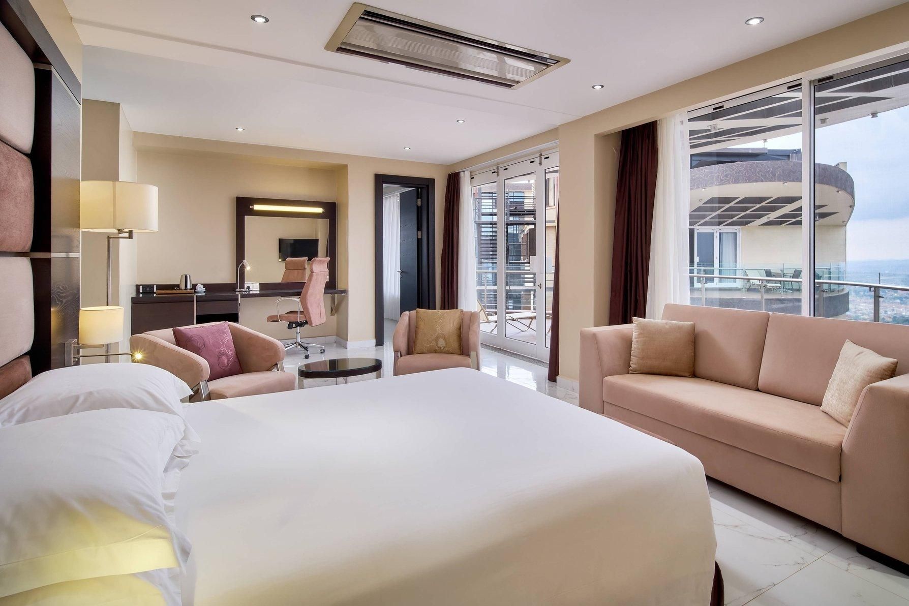 1 Bedroom Suite, 1 King, City view, Balcony