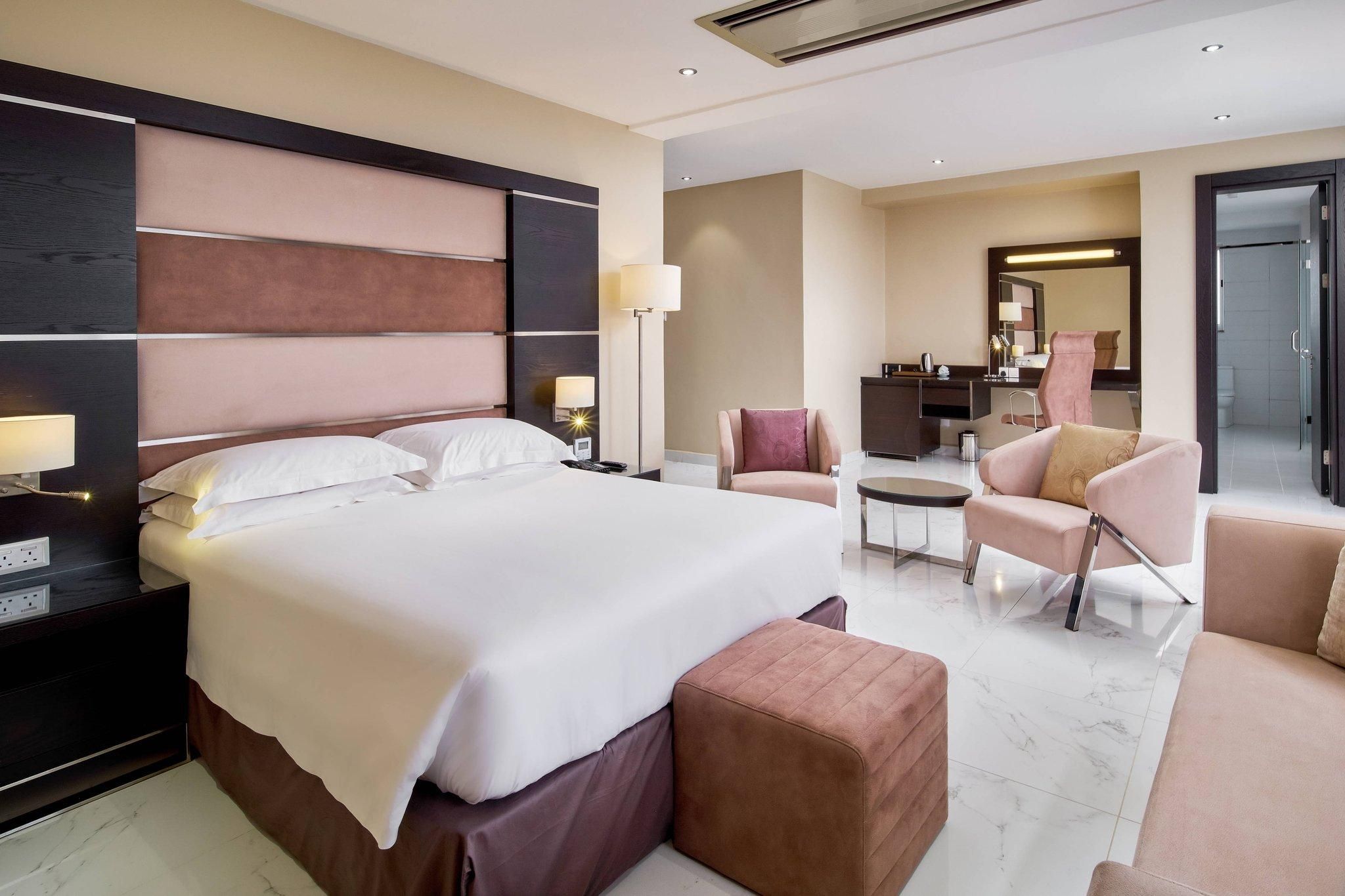 1 Bedroom Suite, 1 King, City view, Balcony