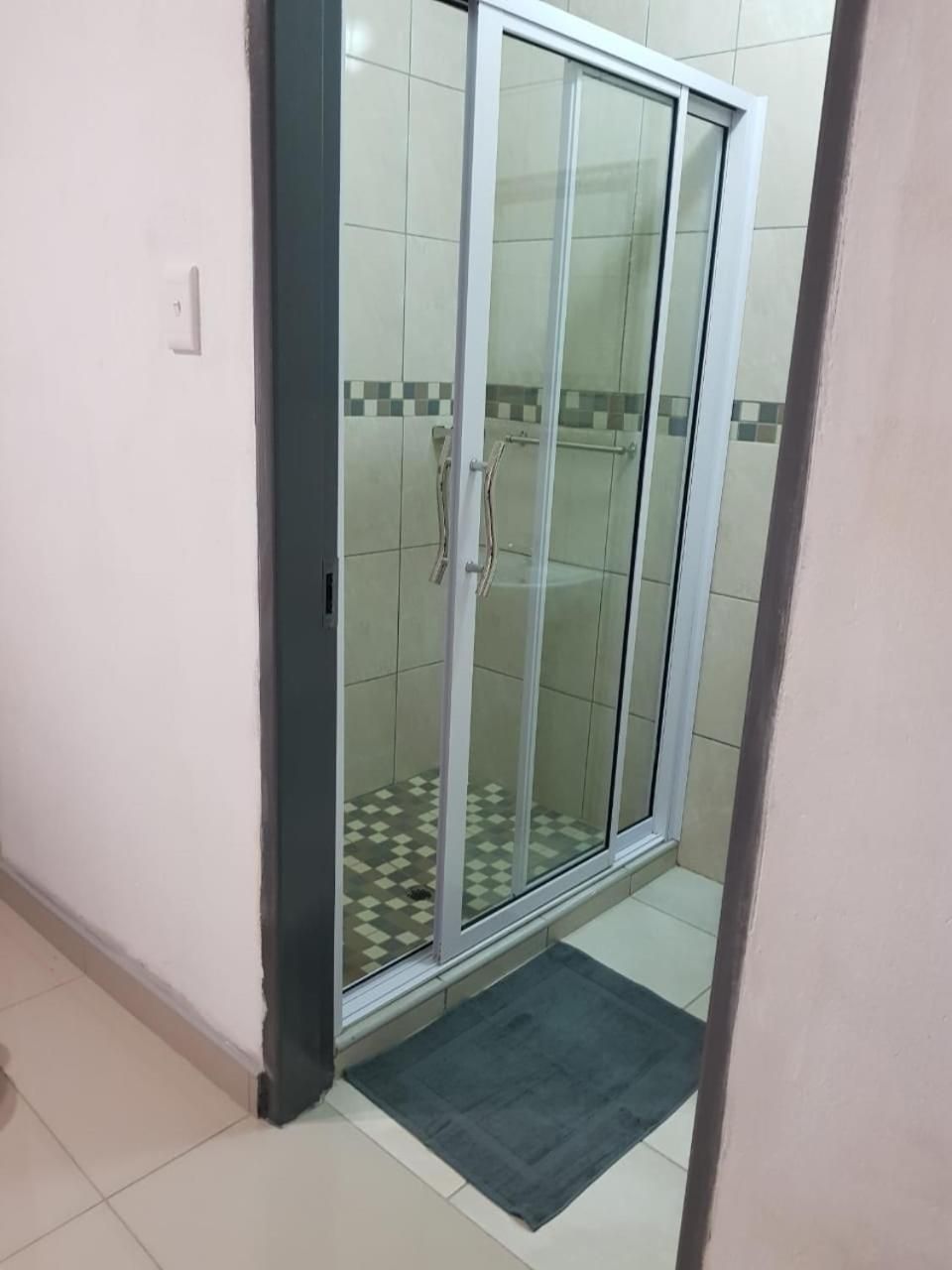 ONNIE GUESTHOUSE Deluxe Double Room with Shower 2