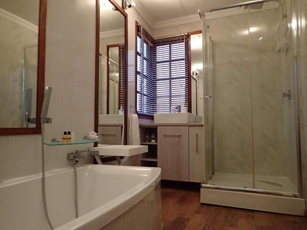 Deluxe Two-Bedroom Apartment with Garden View