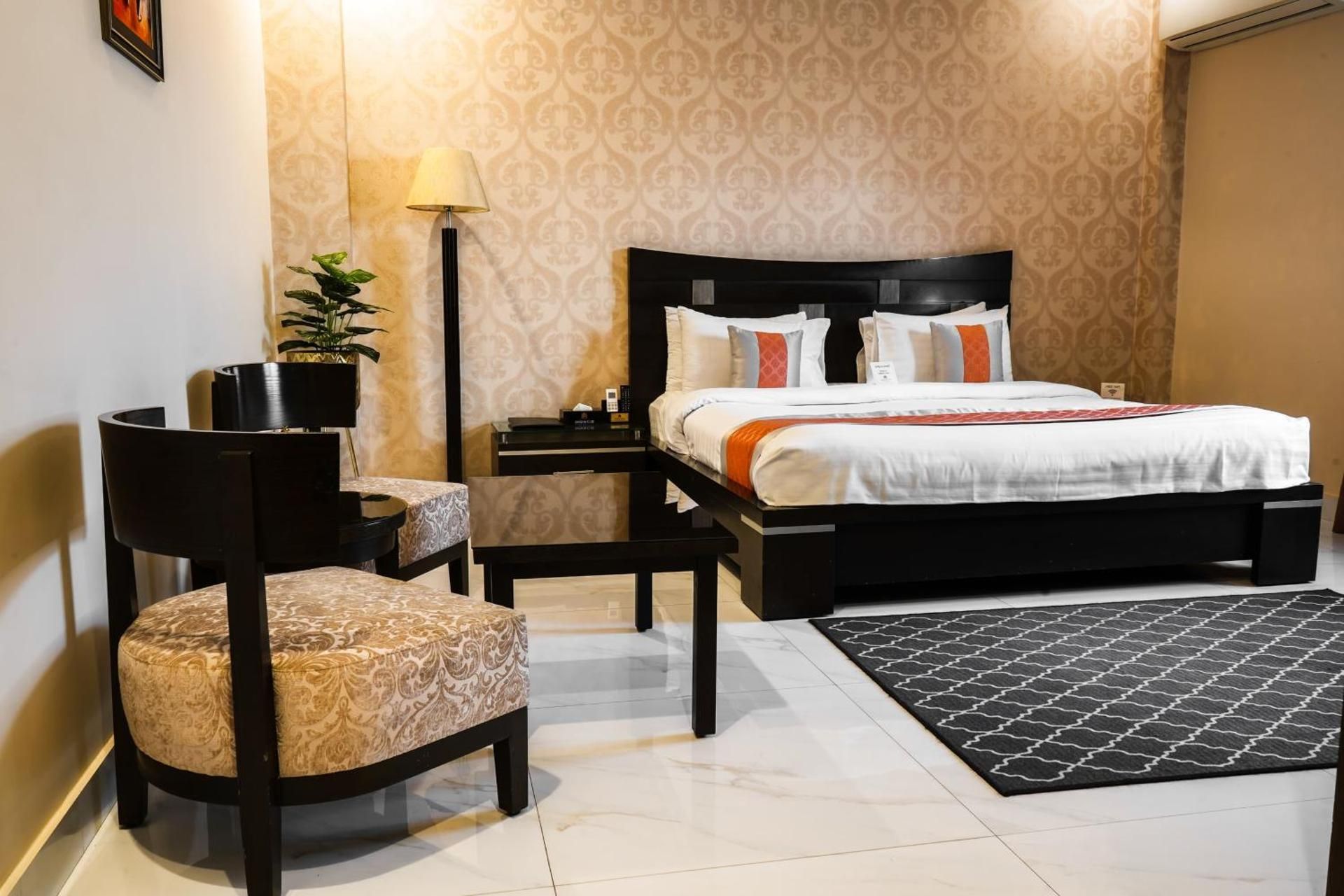 Deluxe King Room with Shower Only - Smoking