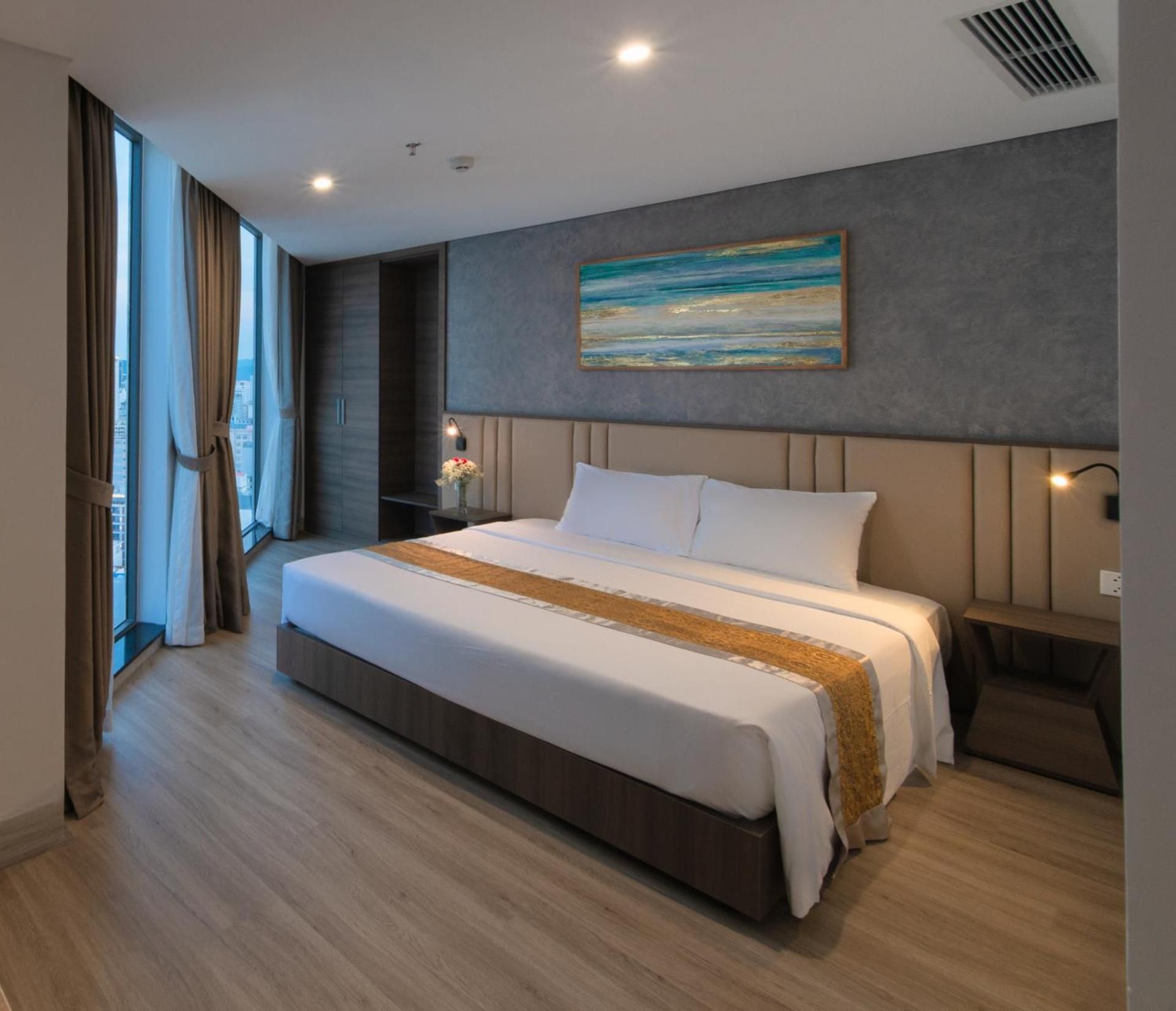 Premier Deluxe King - City View