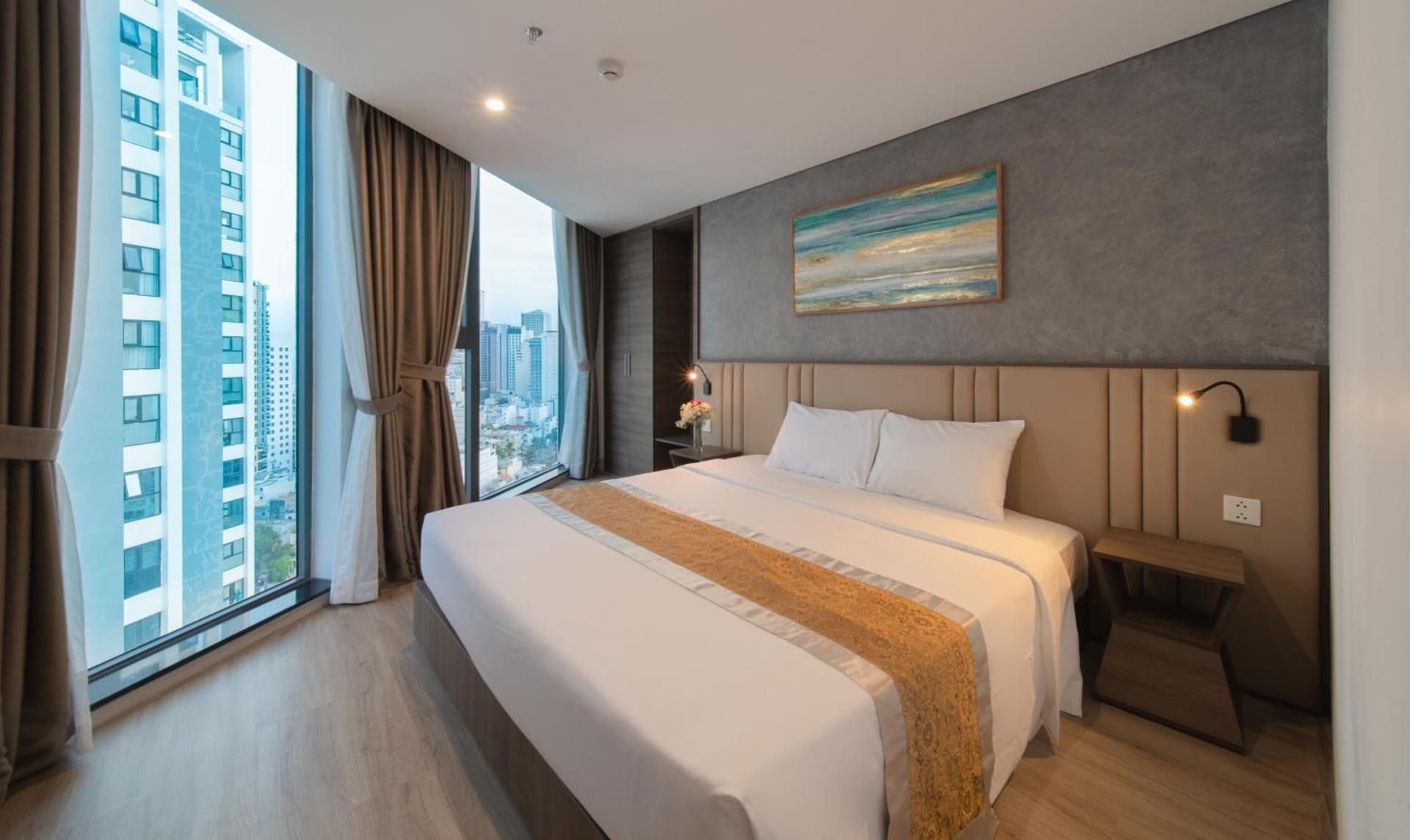 Premier Deluxe King - City View