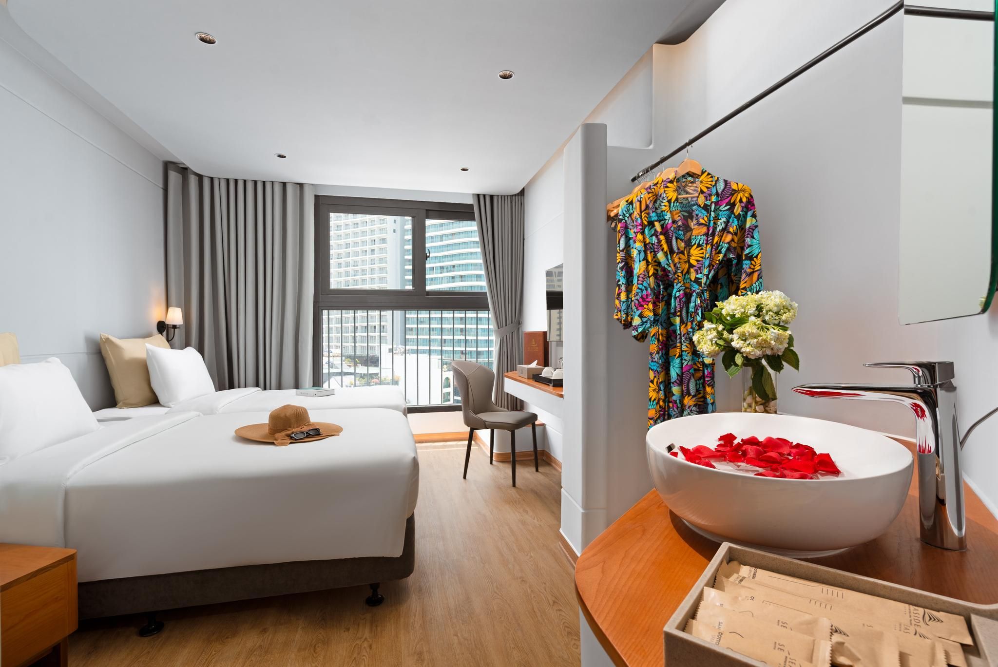 Deluxe Double or Twin Room with Window - City View