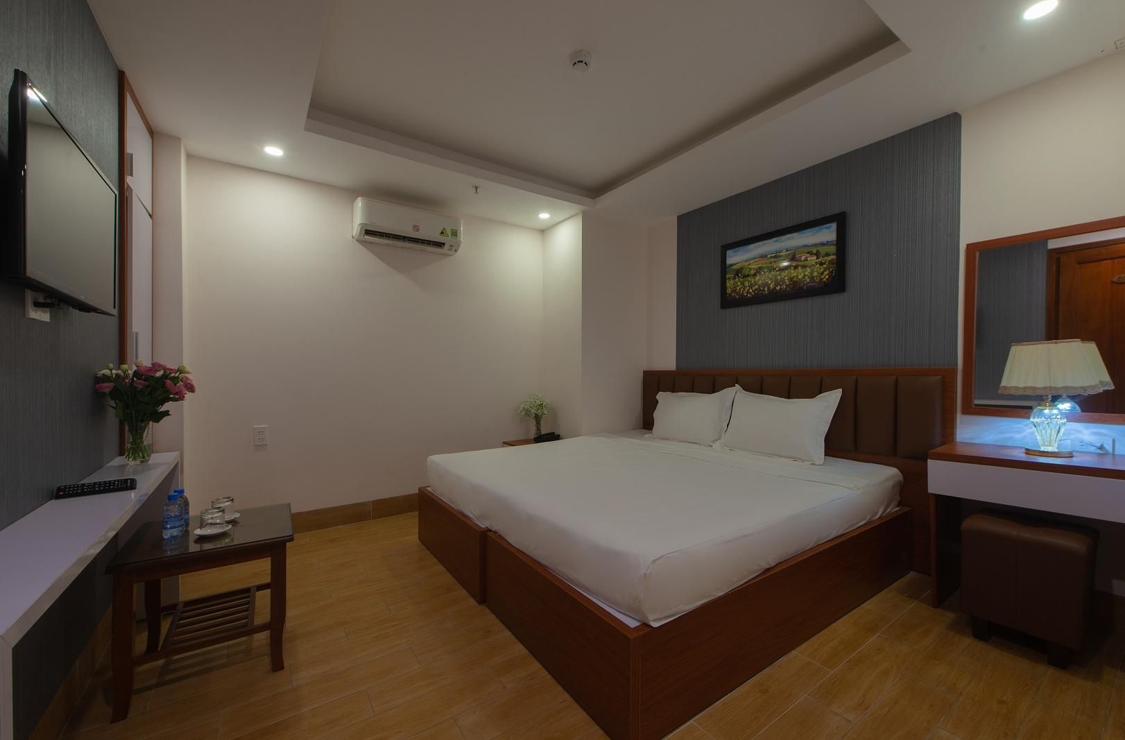 Economy Double Room with King Bed and without Window
