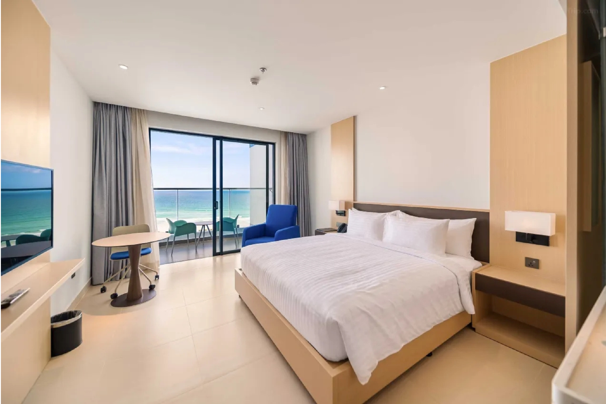 Premier Oceanfront King Room with Balcony