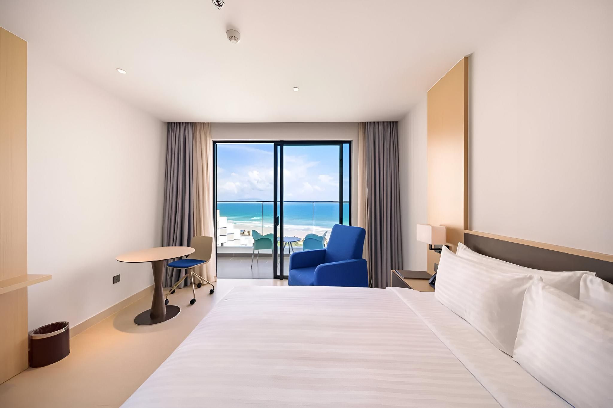 Premier Oceanfront King Room with Balcony