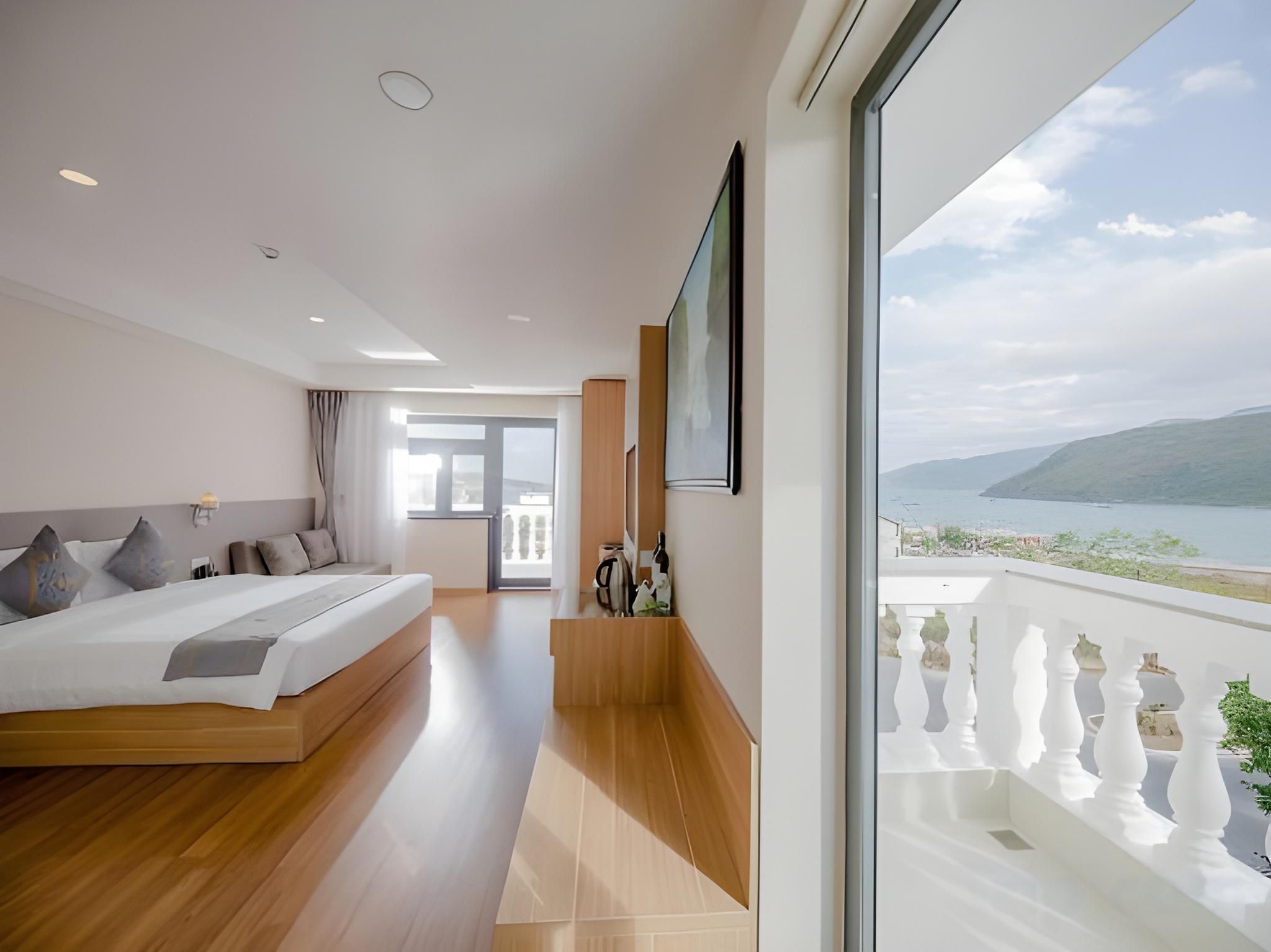 Premier Deluxe Sea View Room