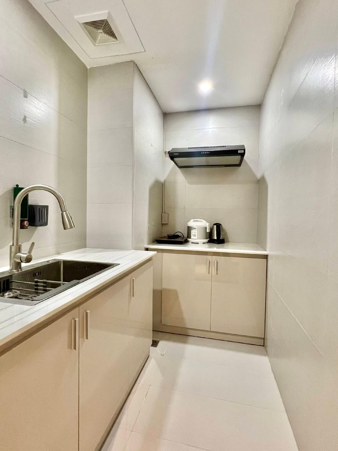 Apartment with Balcony and Kitchen