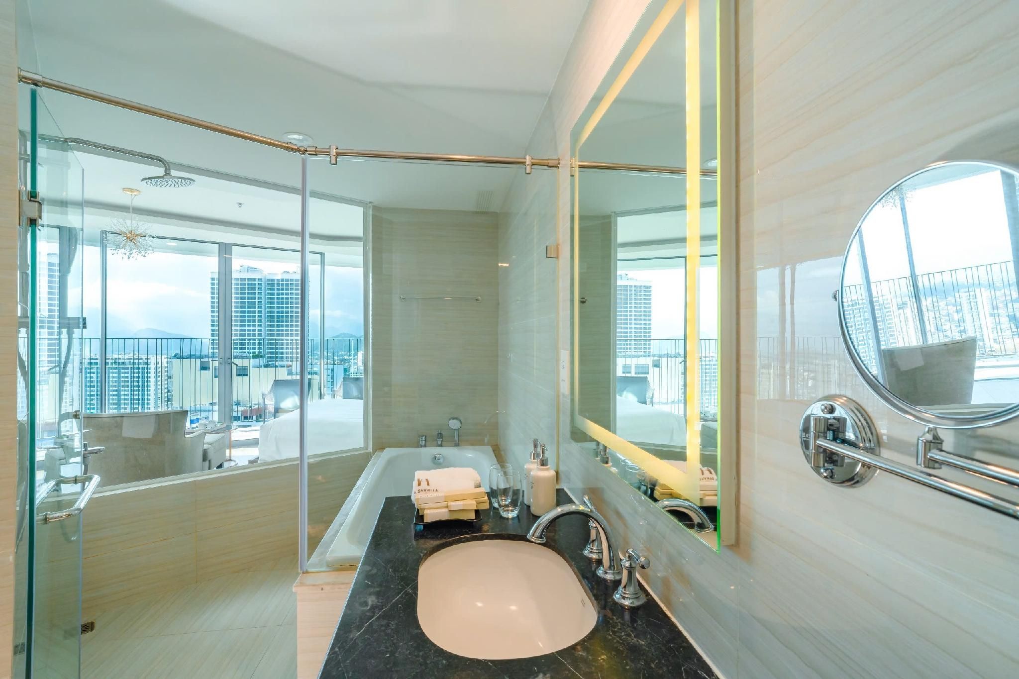 Deluxe City View with Bathtub