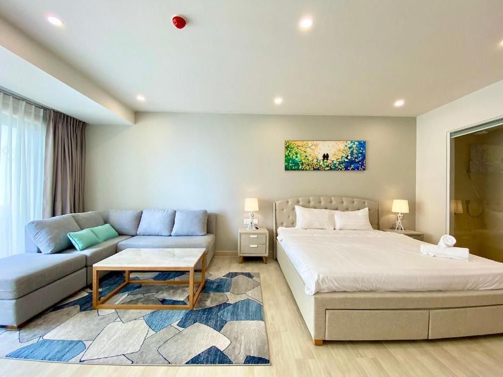 Superior Studio, 1 King Bed, Partial Sea View