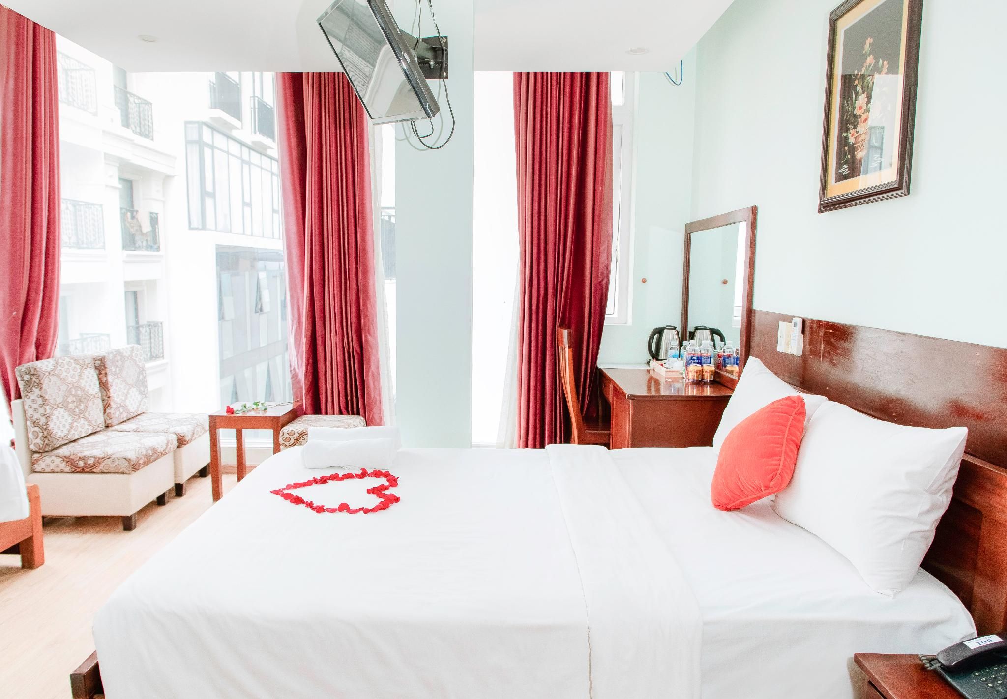 Deluxe Double Room with Bathtub - Non-Smoking