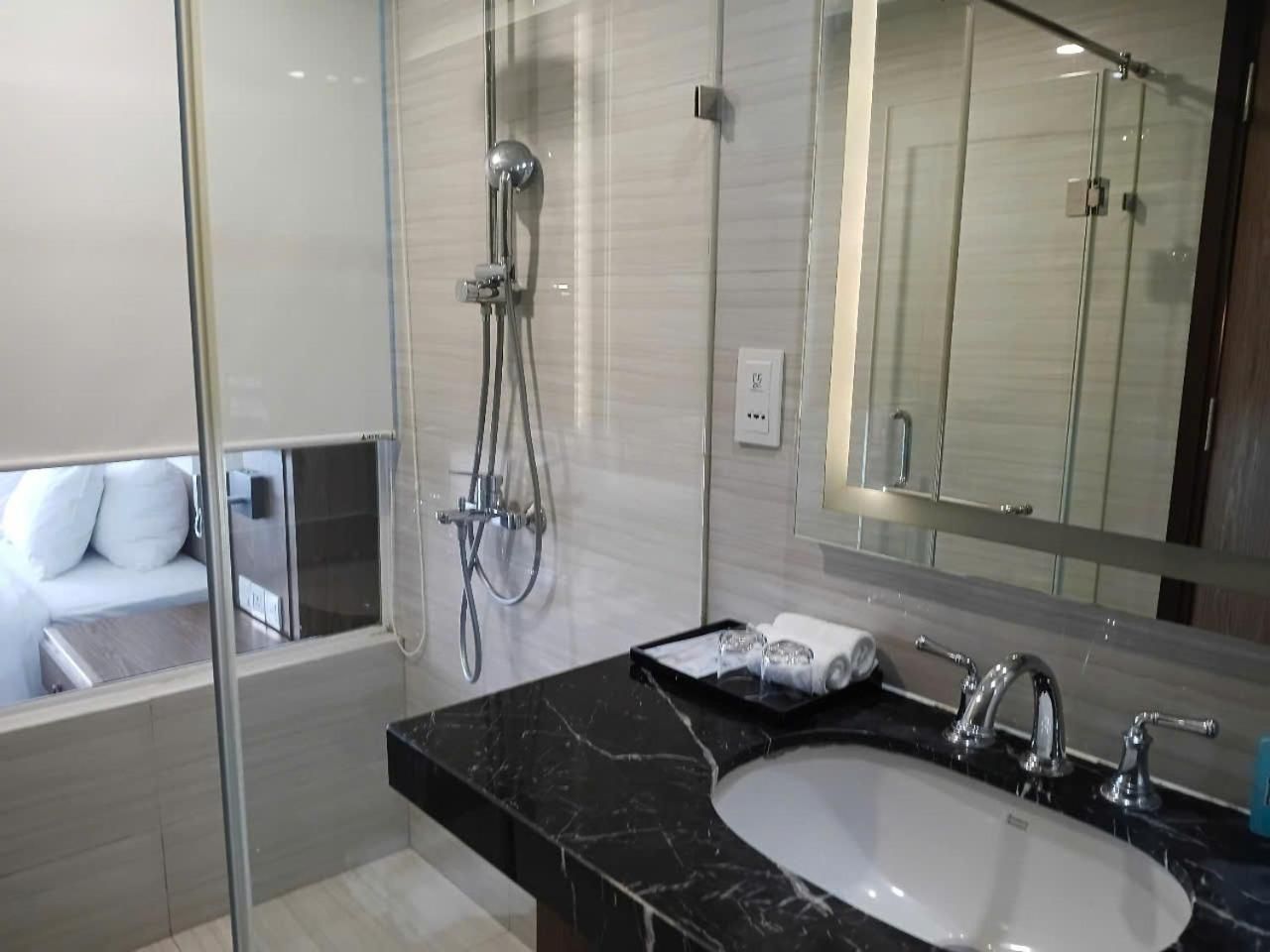 Deluxe King Suite
