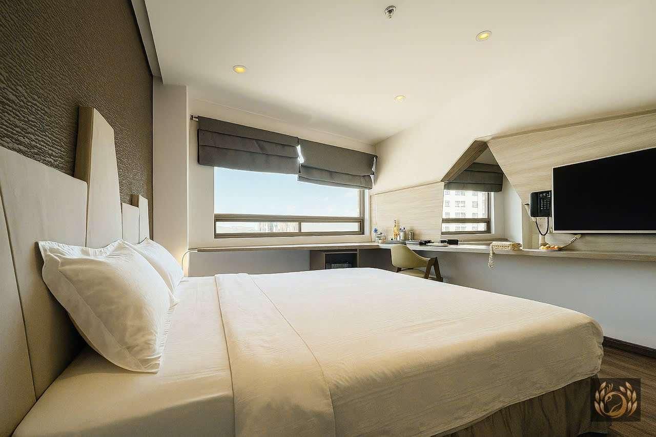 Deluxe with Window