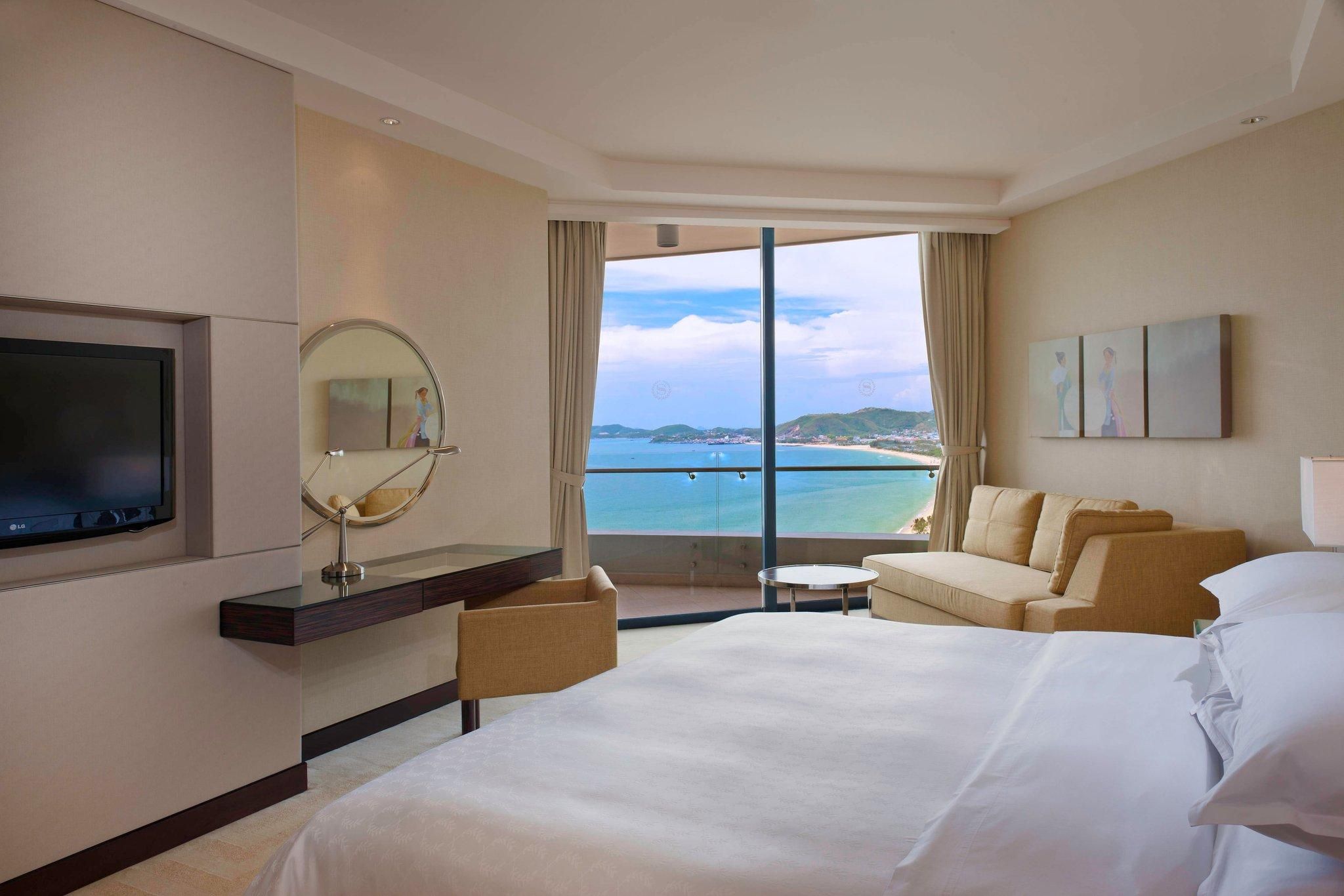 Club lounge access, Larger Guest room, 1 King, Ocean view, High floor