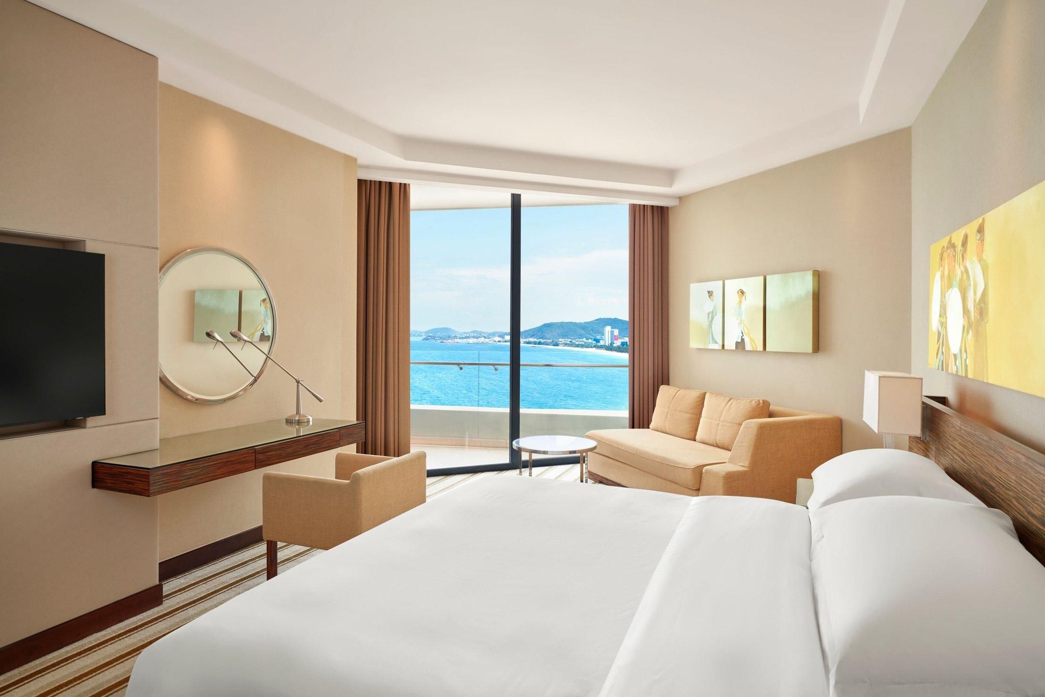Club lounge access, Guest room, 1 King, Ocean view, High floor