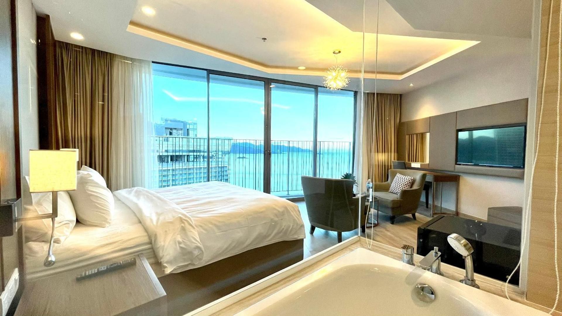 Deluxe Suite with Sea View