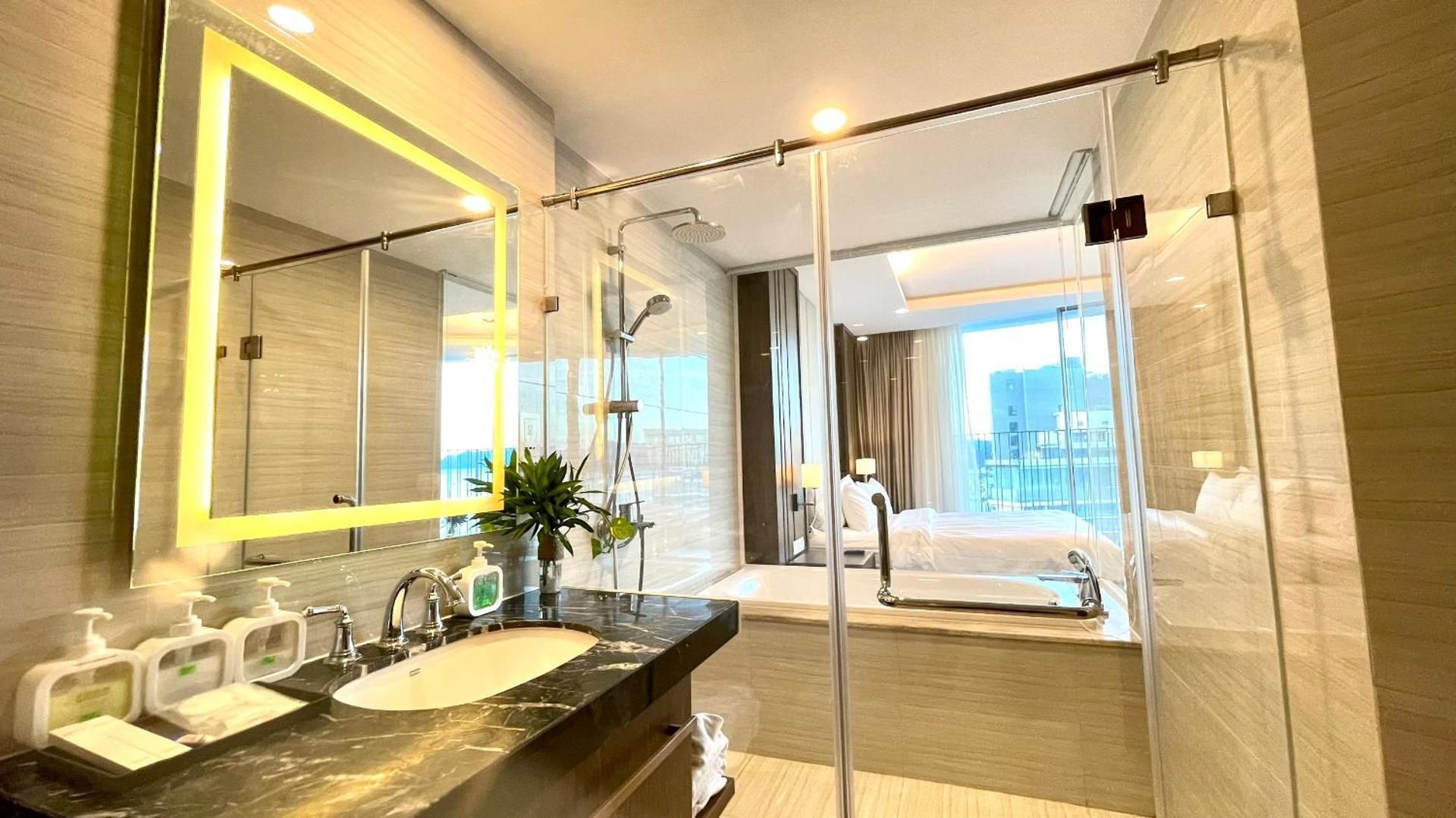Deluxe Suite with Sea View