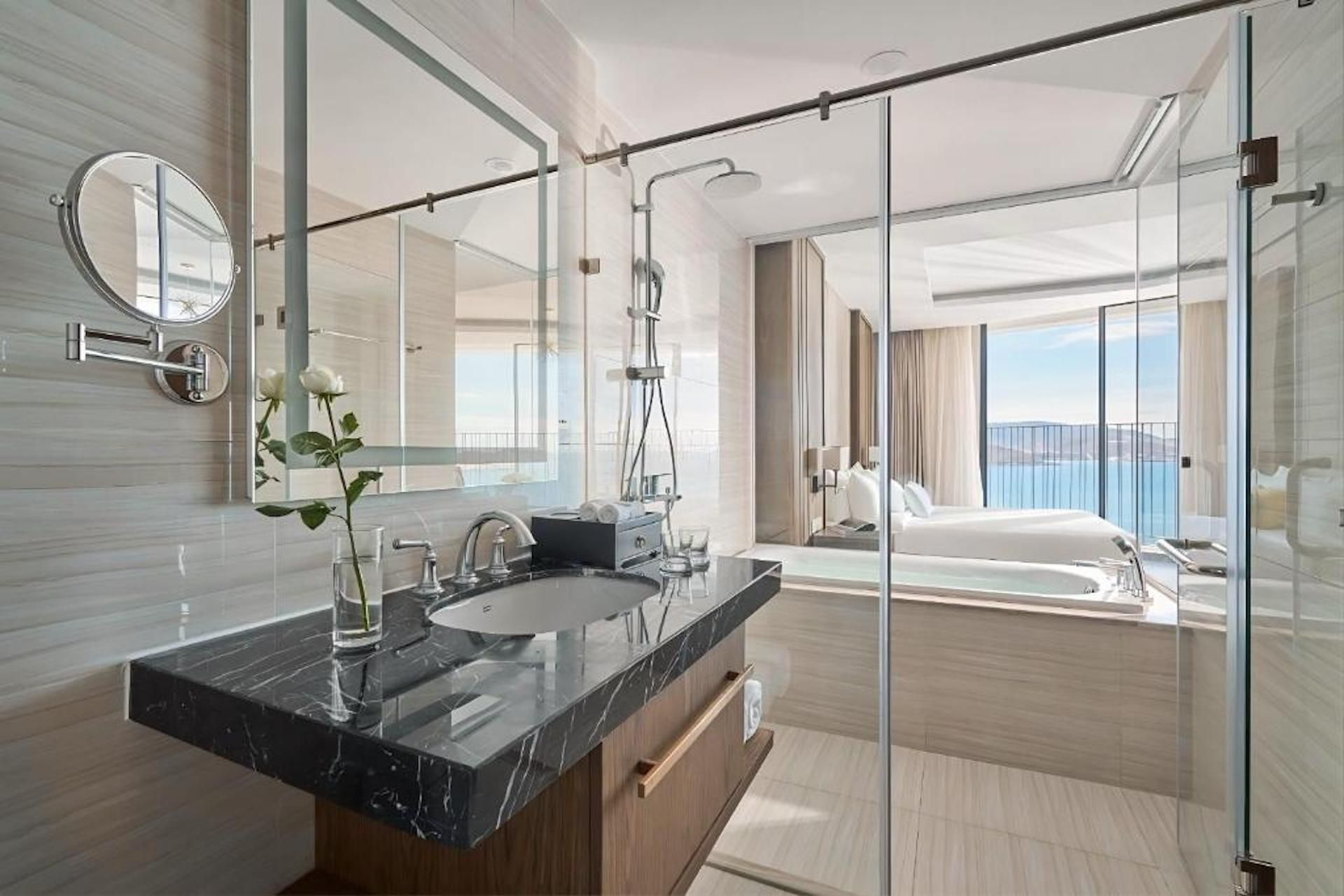 Premier Studio Deluxe Suite with Bathtub