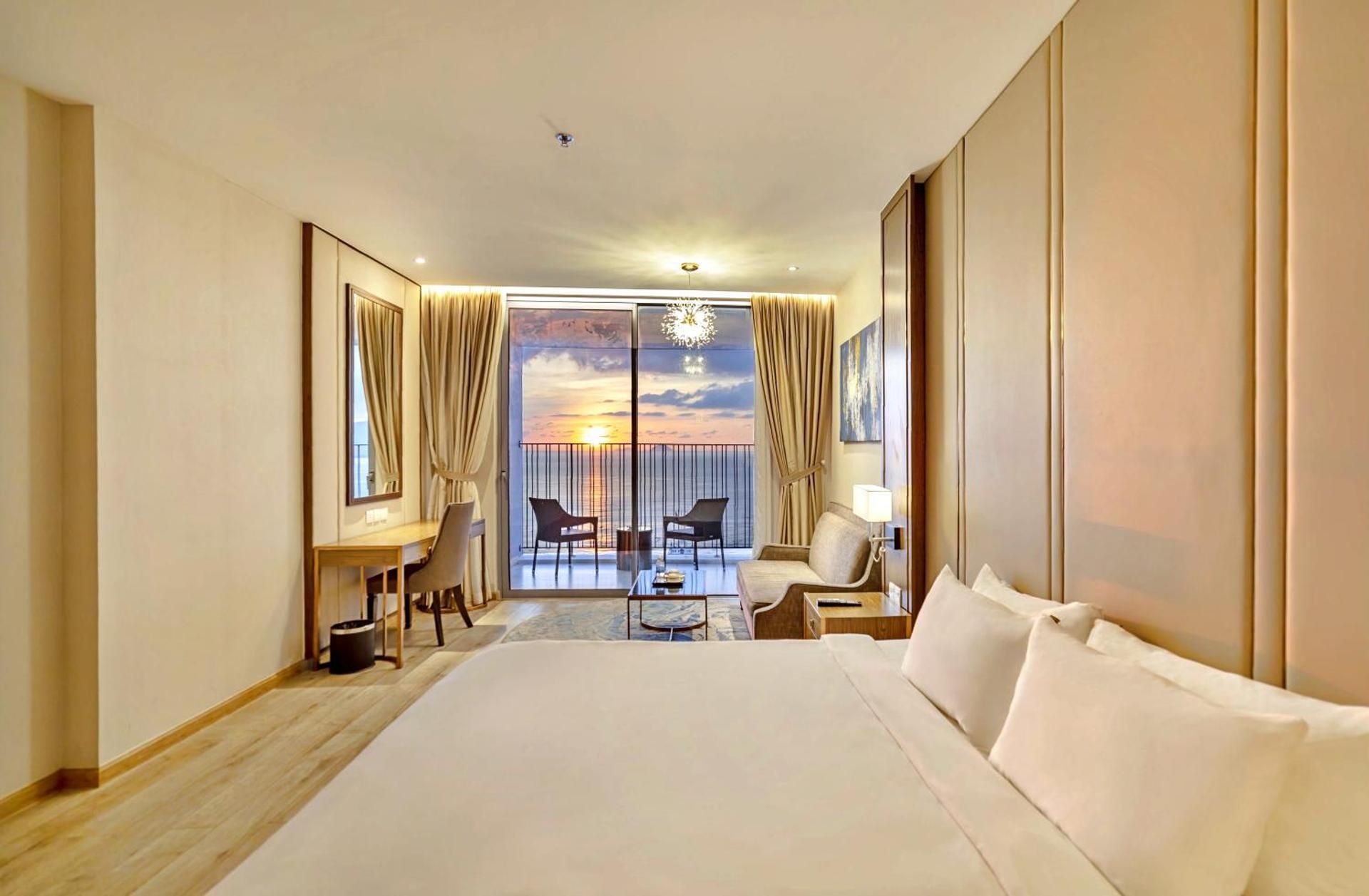 Deluxe Double Room with Side Sea View