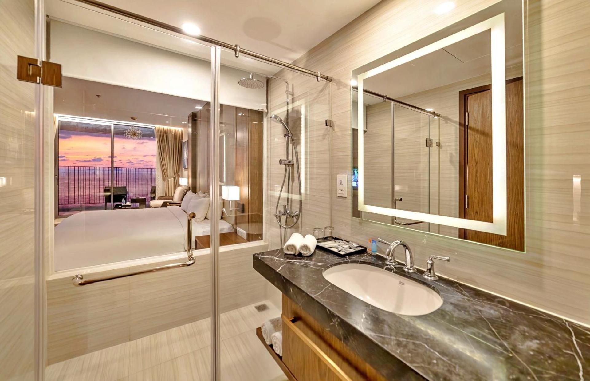 Deluxe Double Room with Side Sea View