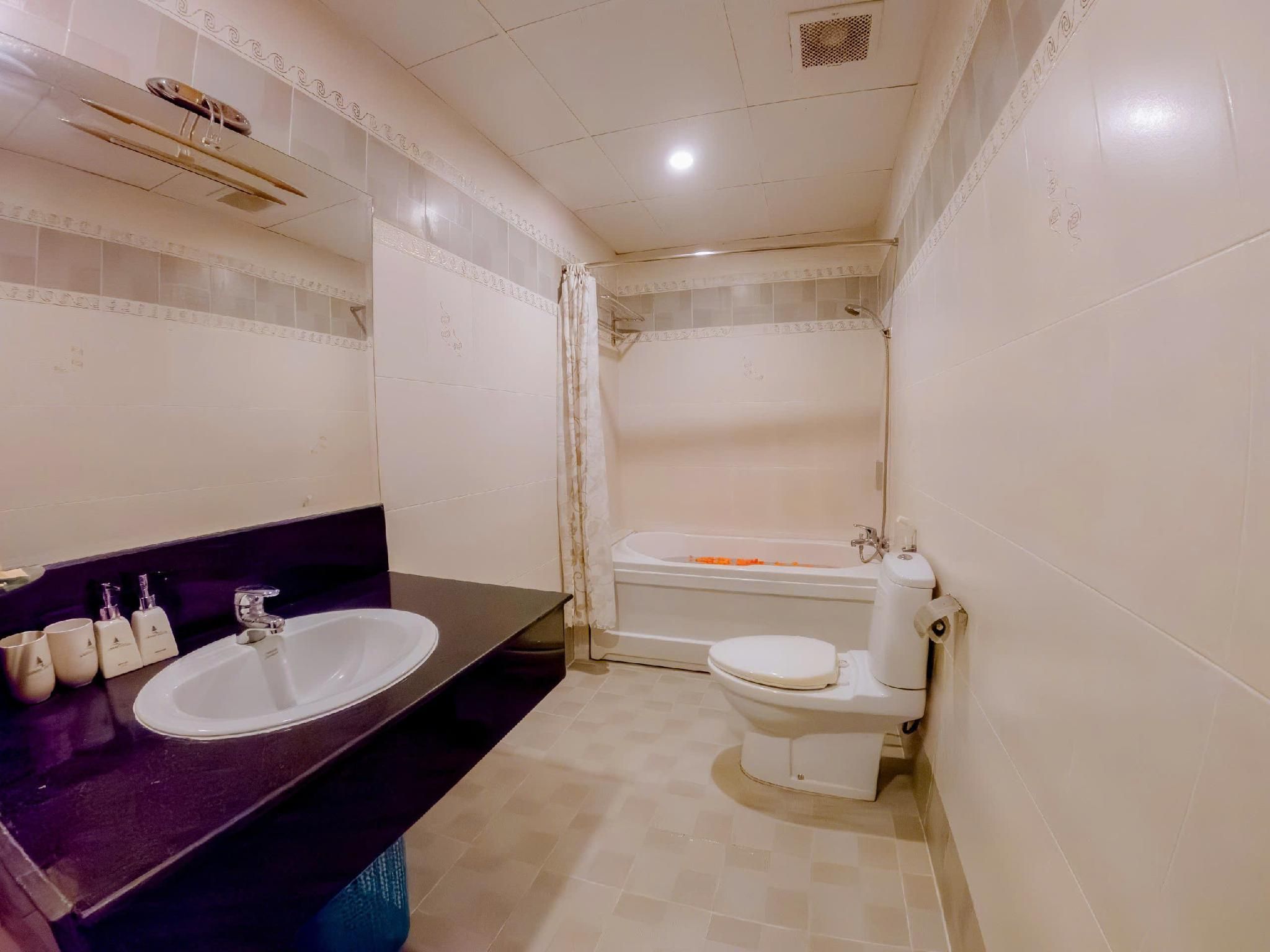 Deluxe Triple Room with Window
