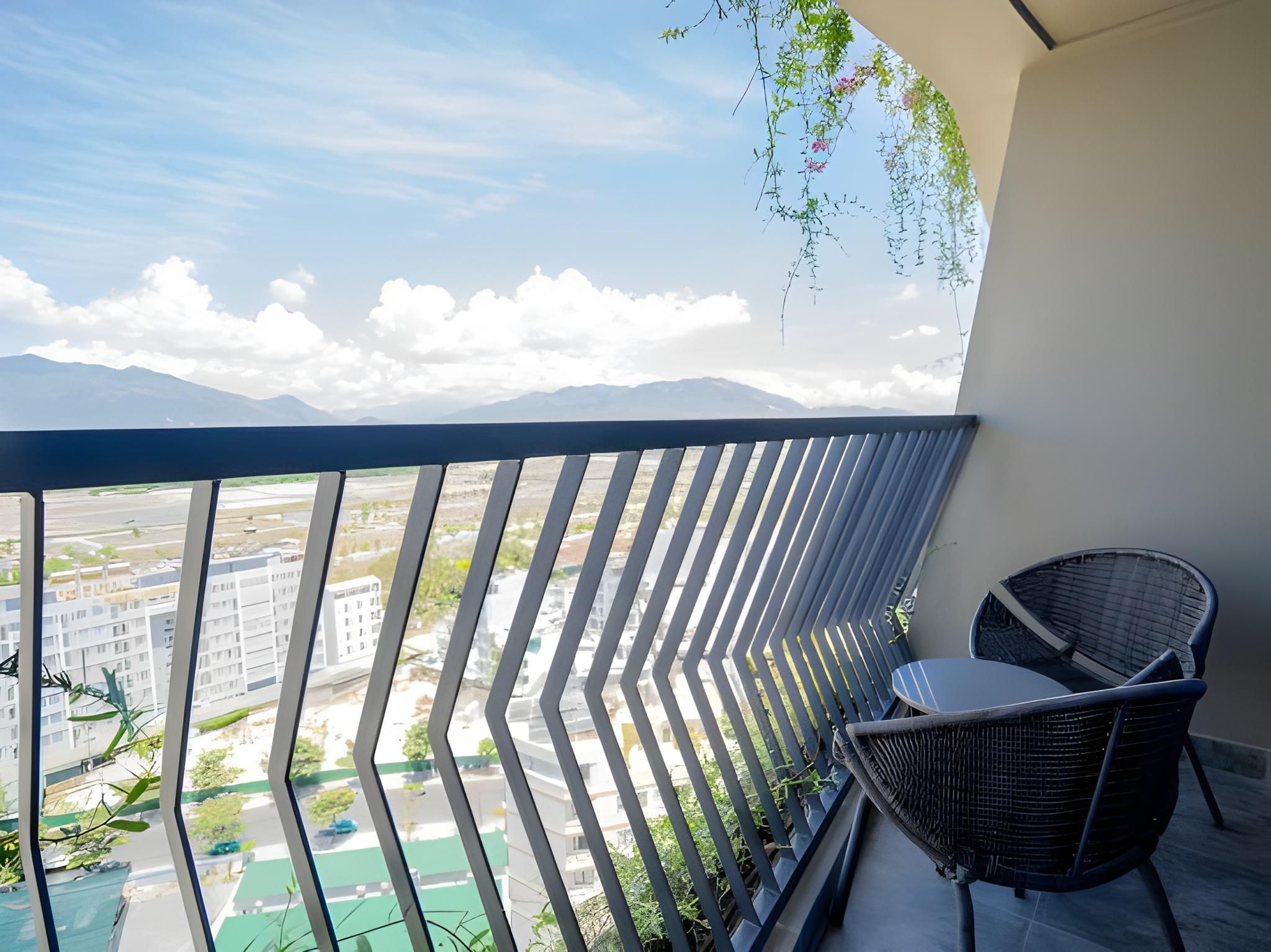 The Signature Hotel Nha Trang Superior Twin Balcony 3
