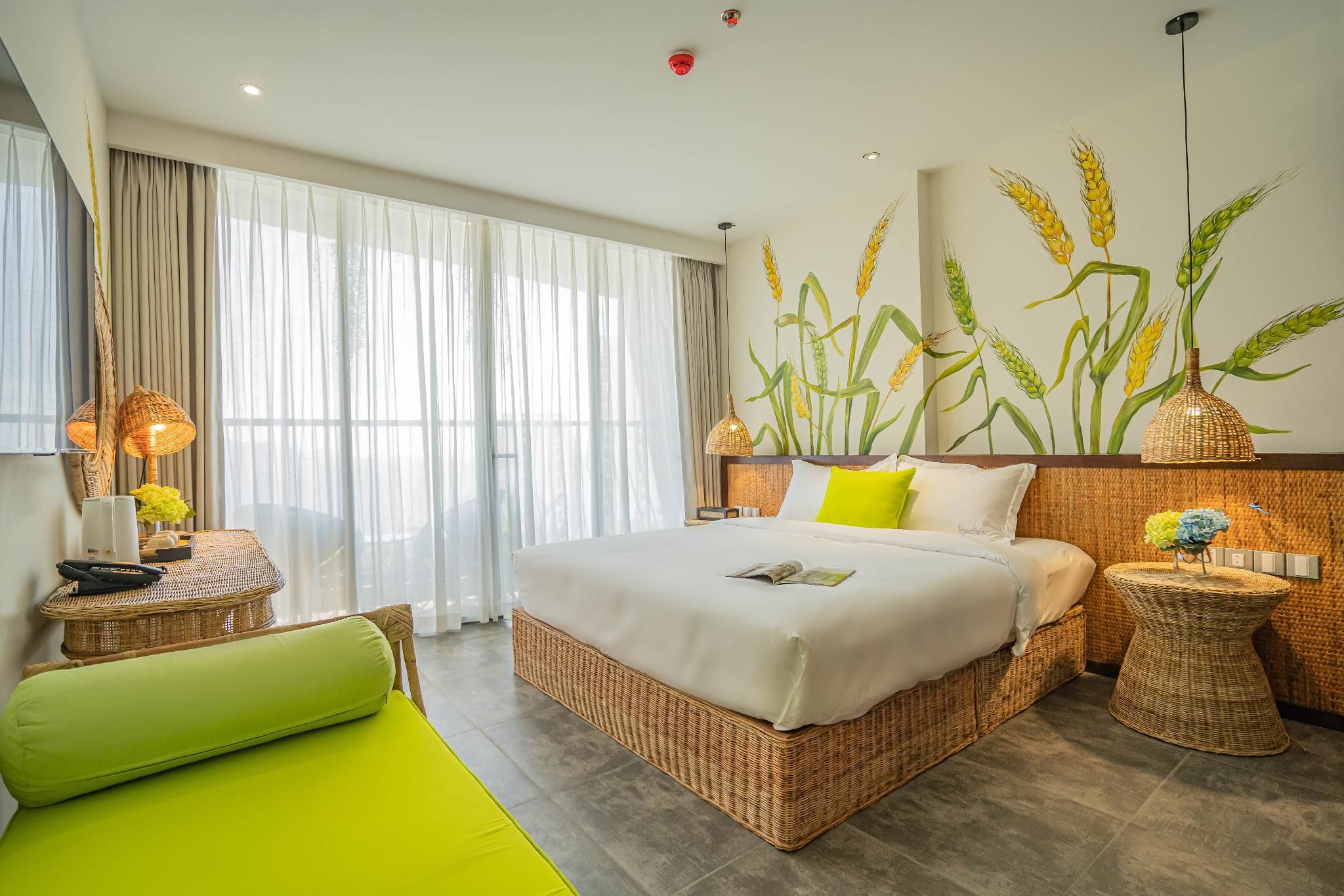 Sea and City View Room with King Bed