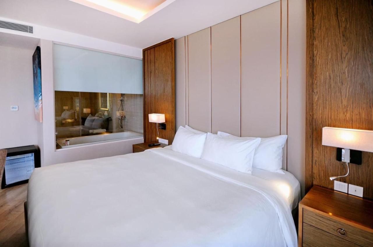 Deluxe with Bathtub