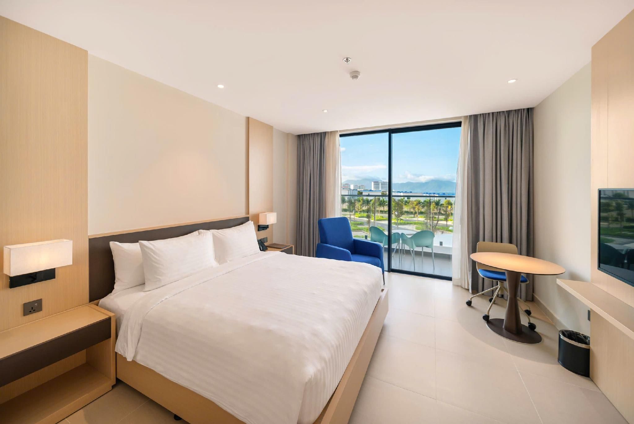 Deluxe - 1 King Bed