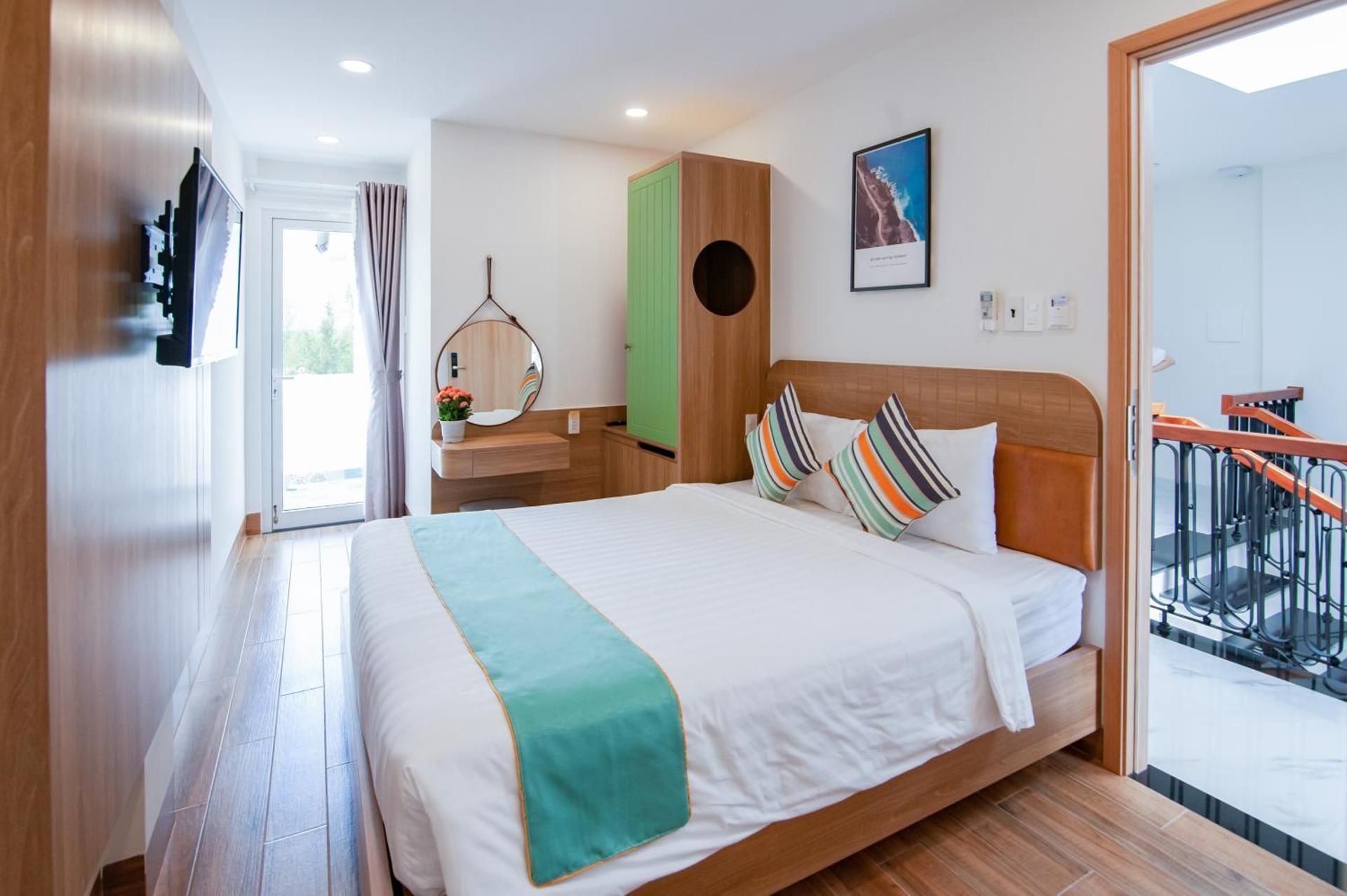 Deluxe with Window