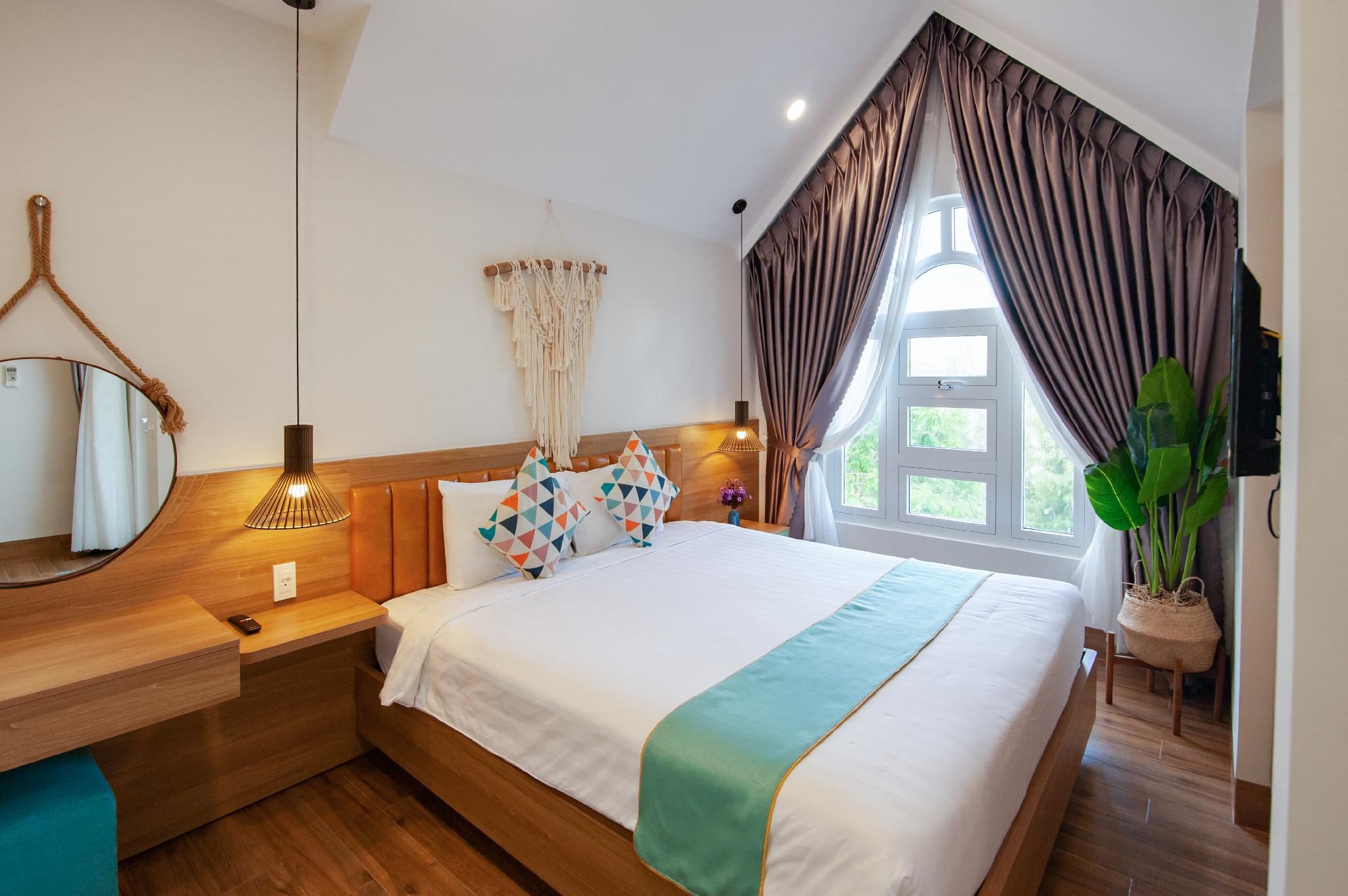 Deluxe King Room with Balcony