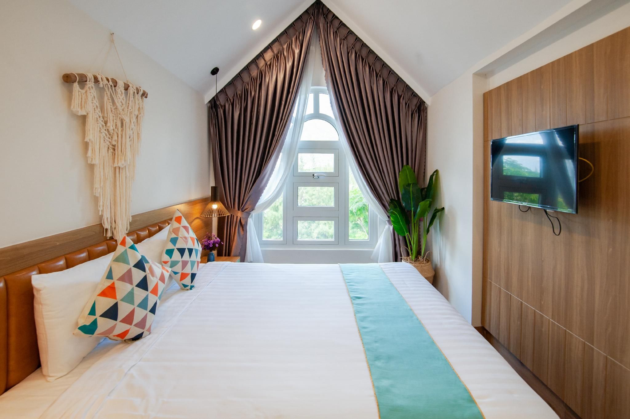 Deluxe King Room with Balcony