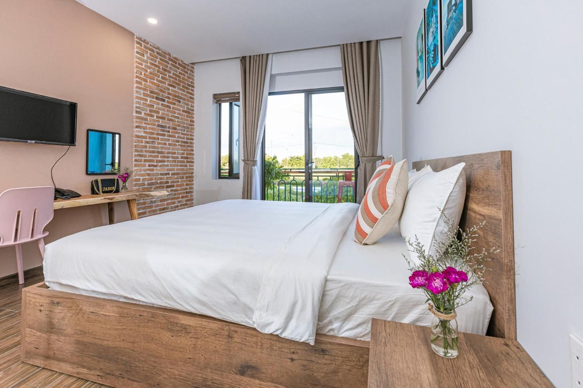 Tran Long Cu Hin Hotel Studio with Balcony