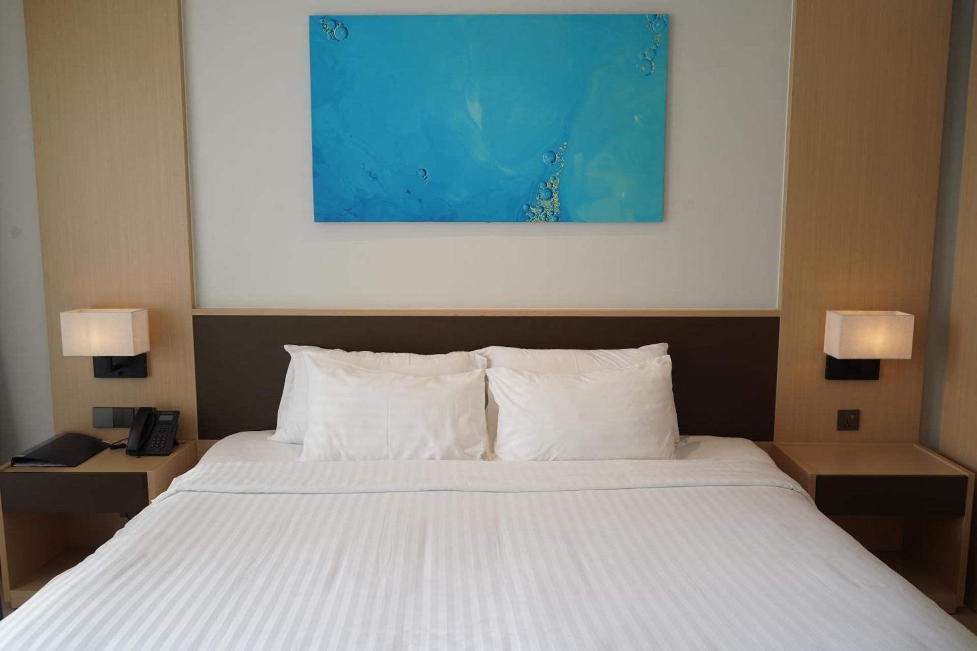 Deluxe Double Room with Side Sea View