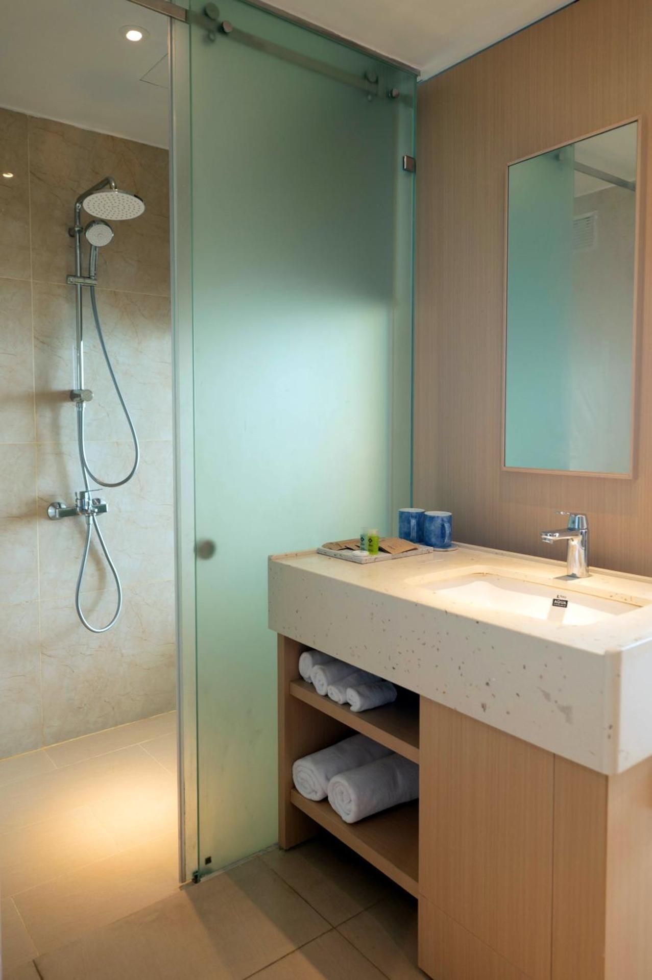 Deluxe Double Room with Side Sea View