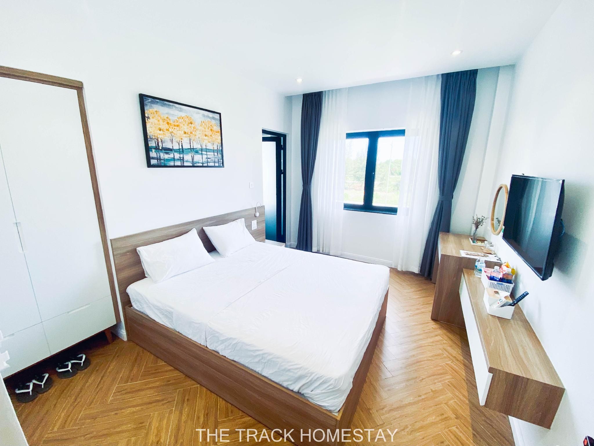 Queen Bedroom