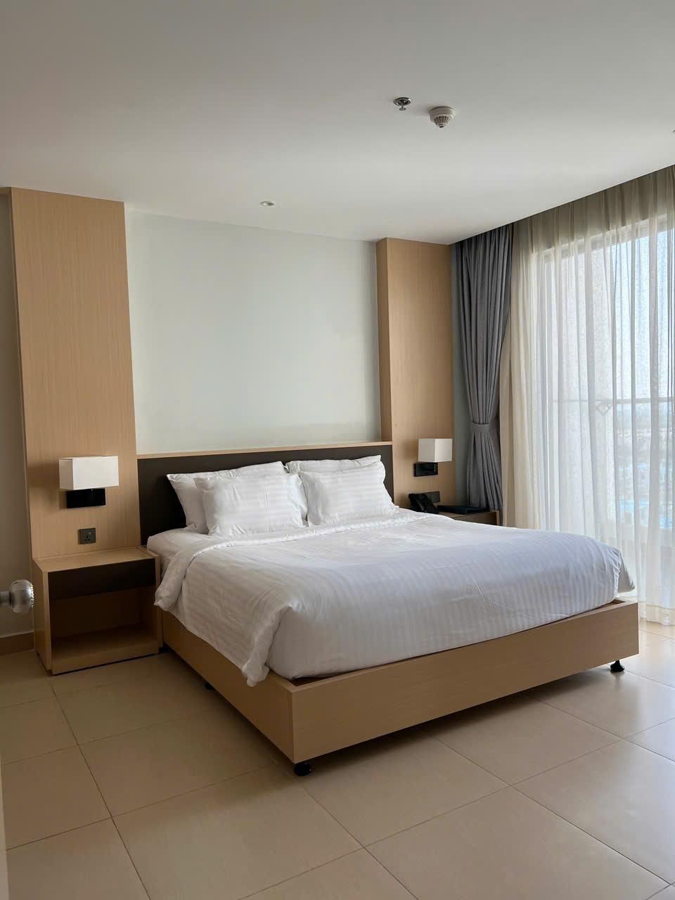 Deluxe King Bed - Non-Smoking, Not Pet-Friendly
