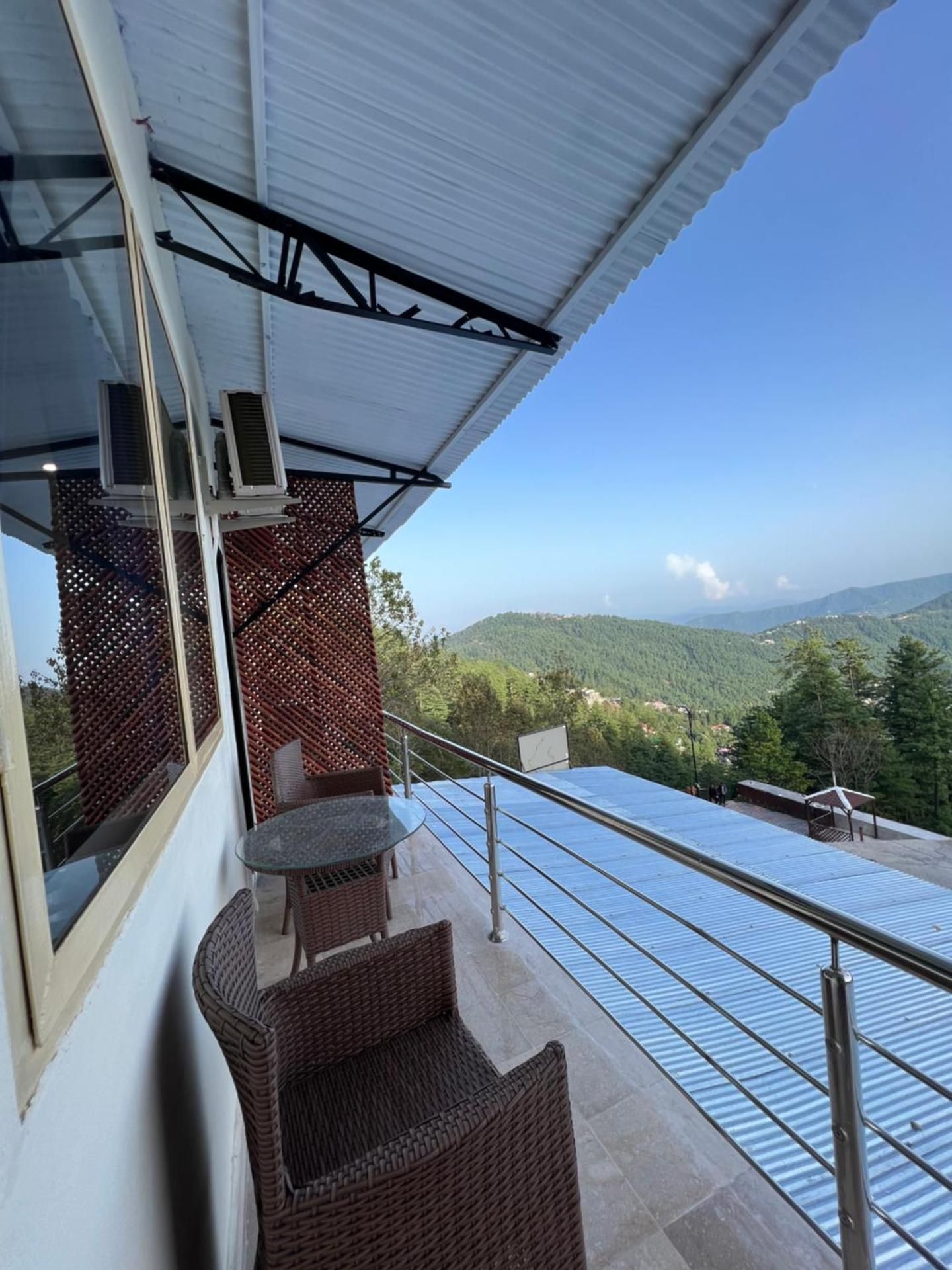 BULAND HEIGHTS MURREE Junior Suite with Balcony 2