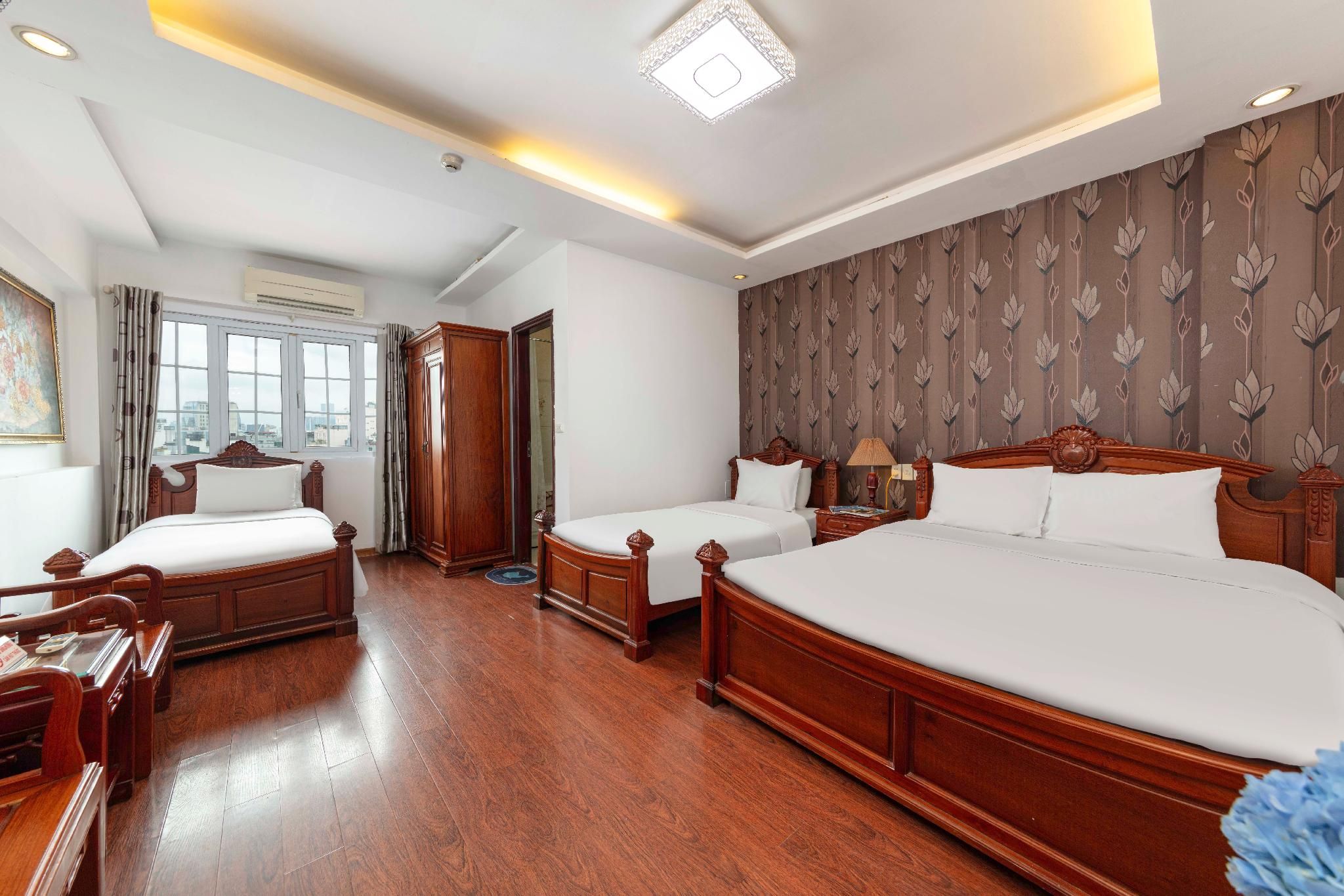 Quadruple Room with Shared Bathroom - 1 Queen and 2 Single