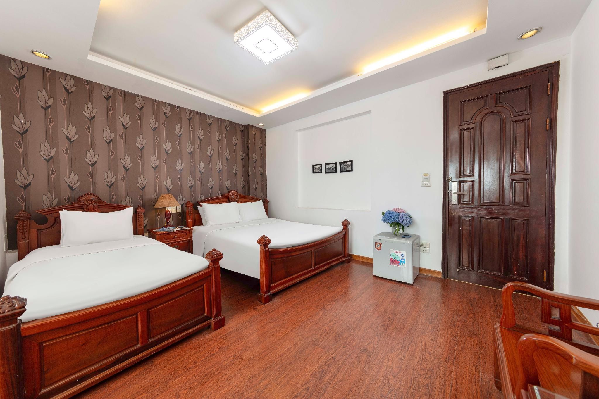 Quadruple Room with Shared Bathroom - 1 Queen and 2 Single