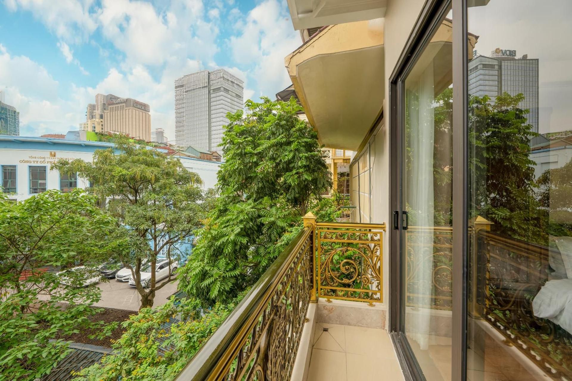 One-Bedroom Apartment with Balcony
